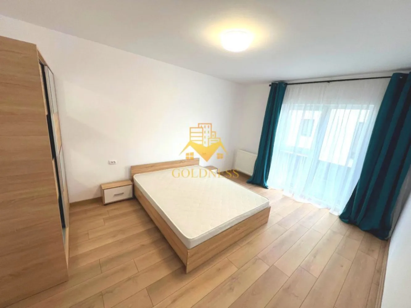 3 camere, Parcare, Floresti, Str. Tineretului, Zona Somesului - GOLDNESS Imobiliare vă propune spre închiriere un apartament cu 3 camere open-space complet mobilat și utilat, la etajul 1 într-un imobil de etaje, în Florești, str. Tineretului 20-22 .
Dispune de loc de parcare in fata blocului!
Se află în apropierea stațiilor de transport în comun, magazine, restaurante, spații verzi, farmacii, etc. 

Apartamentul este compartimentat astfel:
 - dormitor cu pat matrimonial, dressing, noptiere
 - dormitor cu pat matrimonial, dressing, noptiere
 - living cu bucatarie open space complet utilată, canapea extensibilă, loc de servit masa 
 - baie cu vana, calorifer port prosop și dulap pentru depozitare.
 - bacon de 6 mp.

Imobilul este dotat cu toate cele necesare- centrală proprie, mașină de spălat haine, frigider, plită electrică, hotă, etc. 

Dacă sunteți interesați de acest apartament și doriți să îl vizionați, dar și pentru alte oferte nu ezitați să ne contactați telefonic sau prin e-mail. Vă stăm la dispoziție!
Pentru intermediere se percepe un comision de 50% din prețul chiriei!