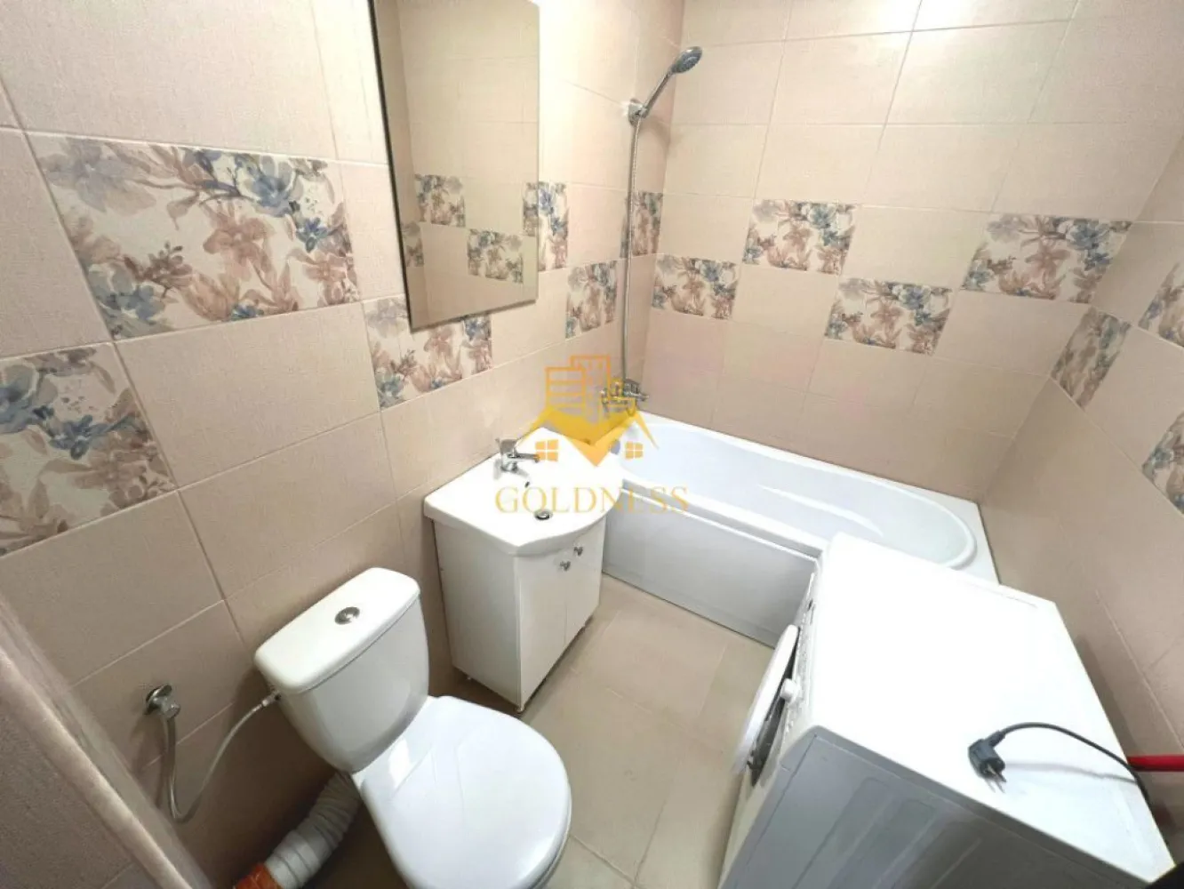 3 camere, Parcare, Floresti, Str. Tineretului, Zona Somesului - GOLDNESS Imobiliare vă propune spre închiriere un apartament cu 3 camere open-space complet mobilat și utilat, la etajul 1 într-un imobil de etaje, în Florești, str. Tineretului 20-22 .
Dispune de loc de parcare in fata blocului!
Se află în apropierea stațiilor de transport în comun, magazine, restaurante, spații verzi, farmacii, etc. 

Apartamentul este compartimentat astfel:
 - dormitor cu pat matrimonial, dressing, noptiere
 - dormitor cu pat matrimonial, dressing, noptiere
 - living cu bucatarie open space complet utilată, canapea extensibilă, loc de servit masa 
 - baie cu vana, calorifer port prosop și dulap pentru depozitare.
 - bacon de 6 mp.

Imobilul este dotat cu toate cele necesare- centrală proprie, mașină de spălat haine, frigider, plită electrică, hotă, etc. 

Dacă sunteți interesați de acest apartament și doriți să îl vizionați, dar și pentru alte oferte nu ezitați să ne contactați telefonic sau prin e-mail. Vă stăm la dispoziție!
Pentru intermediere se percepe un comision de 50% din prețul chiriei!