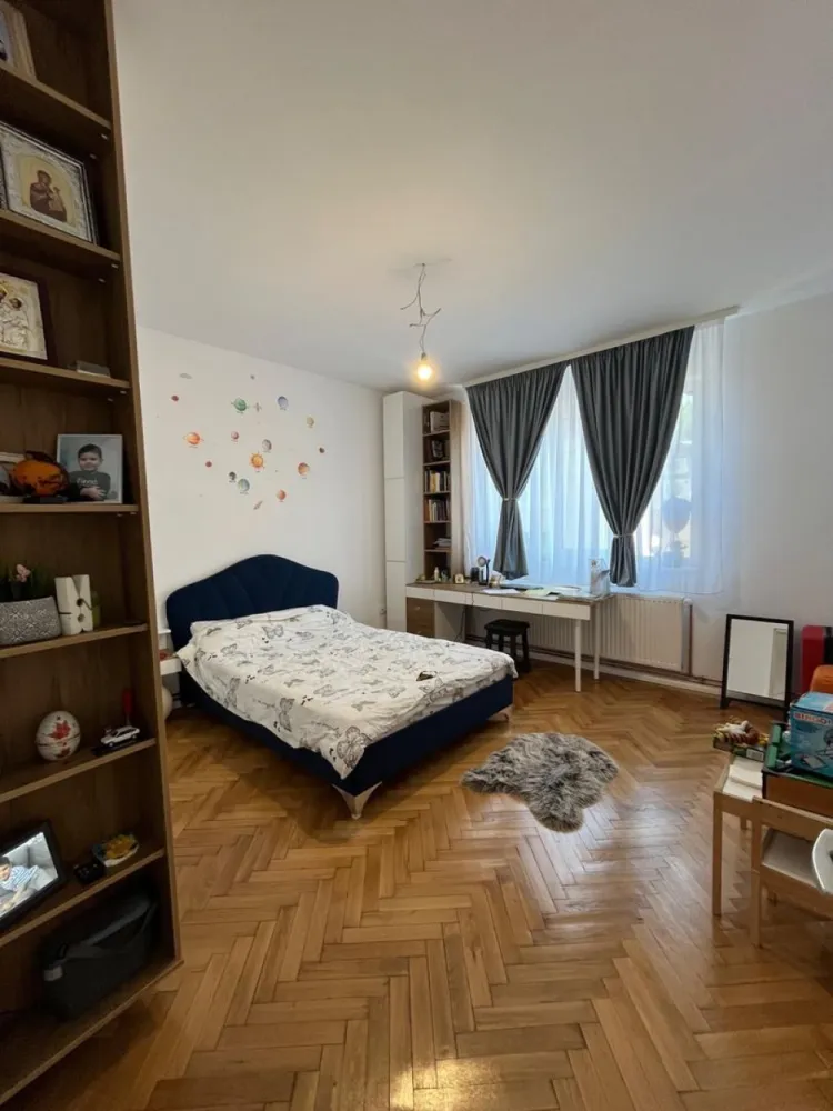 Ag BRASADAS vinde vila 8 camere Parcul Carol - Agenția BRASADAS vinde vila cu 8 camere si curte mica de 170mp in zona Parcul Carol, construita in 1936 și renovata integral în 2024.