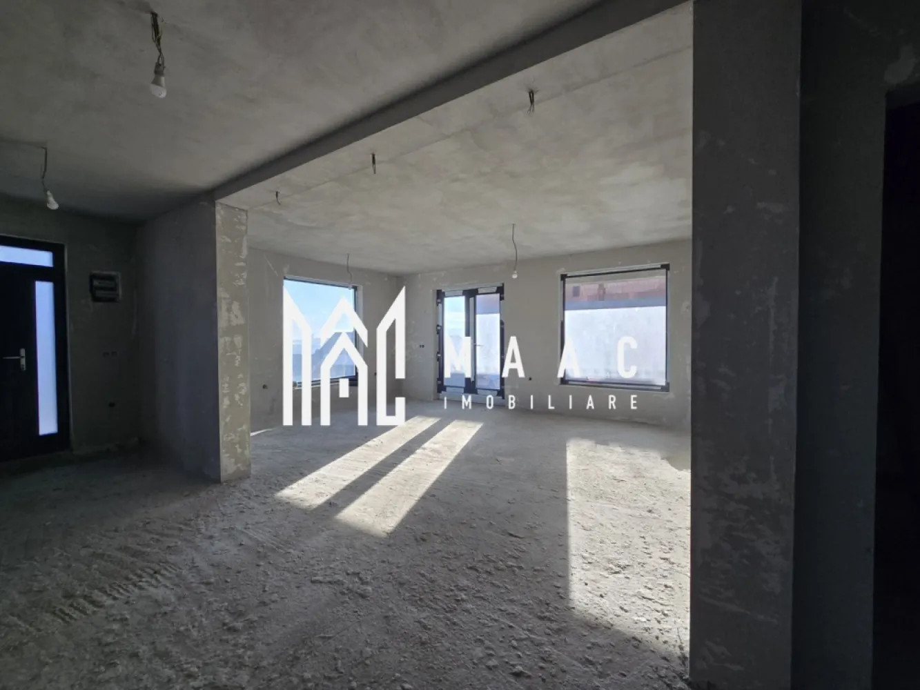 Casă 4 Camere | Individuala | 546MP Teren | Șelimbăr - Maac Imobiliare vă propune spre vânzare o casă individuală, situată într-o zonă deosebită, ce oferă priveliște directă către munte, ideală pentru cei care își doresc confort, intimitate și un cadru natural de excepție. Suprafață utilă: 137,9 mp Suprafață construită desfășurată: 190 mp Suprafață teren: 546 mp Suprafață terasă: 31,7 mp Regim de înălțime: Parter (cu placă peste parter – posibilitate de mansardare) Compartimentare practică și funcțională: 4 camere, dintre care: 3 dormitoare, inclusiv dormitor matrimonial cu baie proprie și dressing Living spațios, cu acces către terasă Bucătărie separată, cu acces la camară / cameră tehnică Baie secundară Debara / spațiu de depozitare Loc de scară pentru acces facil către pod (pod cu placă – ideal pentru mansardare) Avantaje cheie: Casă pe un singur nivel – confort maxim Terasă generoasă de 31.7mp Teren de 546 mp Priveliște superbă către munte Posibilitate de extindere prin mansardare Zonă aerisită, liniștită, cu vecinătăți de calitate Această proprietate este alegerea ideală pentru o familie care caută o locuință modernă, bine compartimentată, într-un cadru natural deosebit. Pentru mai multe detalii și programarea unei vizionări, vă stăm cu drag la dispoziție și vă rugăm să specificați ID: CP2852716 }}