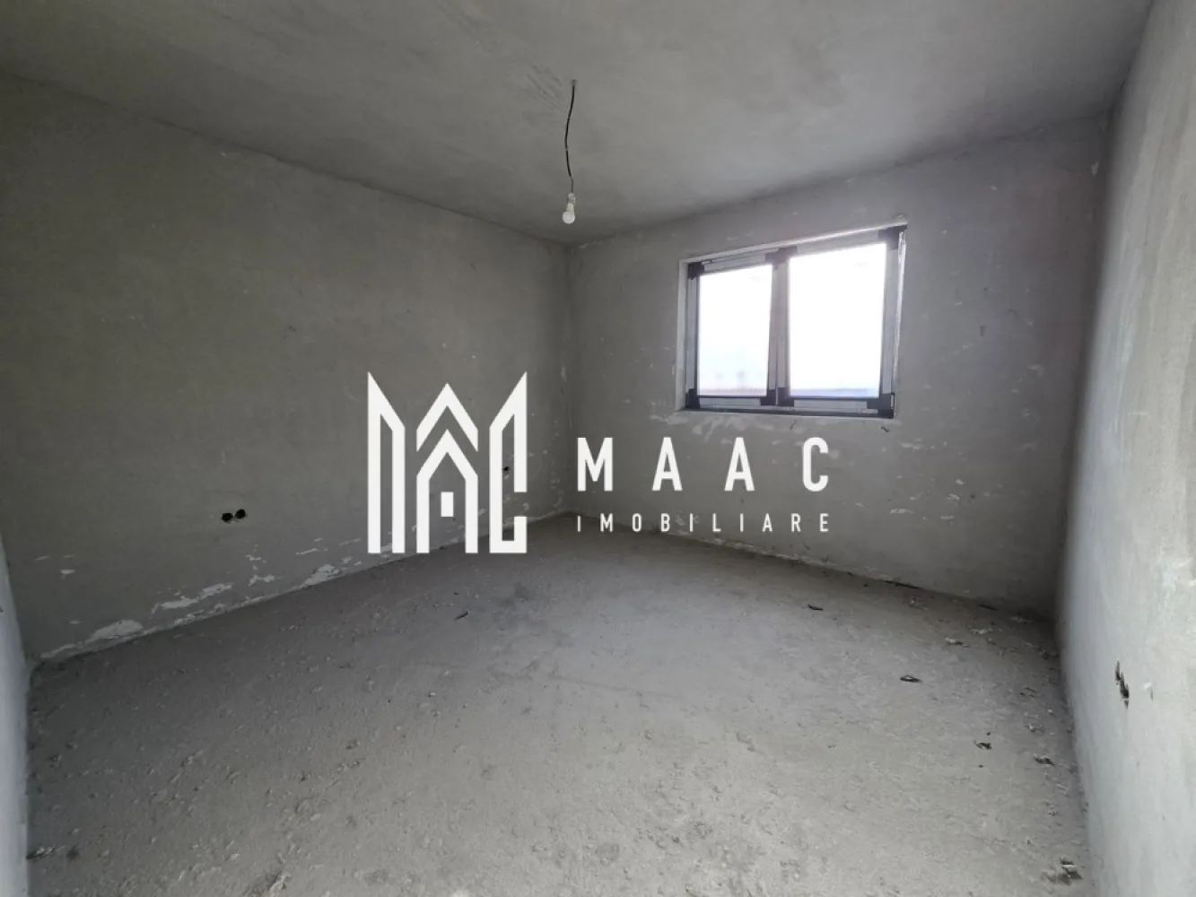 Casă 4 Camere | Individuala | 546MP Teren | Șelimbăr - Maac Imobiliare vă propune spre vânzare o casă individuală, situată într-o zonă deosebită, ce oferă priveliște directă către munte, ideală pentru cei care își doresc confort, intimitate și un cadru natural de excepție. Suprafață utilă: 137,9 mp Suprafață construită desfășurată: 190 mp Suprafață teren: 546 mp Suprafață terasă: 31,7 mp Regim de înălțime: Parter (cu placă peste parter – posibilitate de mansardare) Compartimentare practică și funcțională: 4 camere, dintre care: 3 dormitoare, inclusiv dormitor matrimonial cu baie proprie și dressing Living spațios, cu acces către terasă Bucătărie separată, cu acces la camară / cameră tehnică Baie secundară Debara / spațiu de depozitare Loc de scară pentru acces facil către pod (pod cu placă – ideal pentru mansardare) Avantaje cheie: Casă pe un singur nivel – confort maxim Terasă generoasă de 31.7mp Teren de 546 mp Priveliște superbă către munte Posibilitate de extindere prin mansardare Zonă aerisită, liniștită, cu vecinătăți de calitate Această proprietate este alegerea ideală pentru o familie care caută o locuință modernă, bine compartimentată, într-un cadru natural deosebit. Pentru mai multe detalii și programarea unei vizionări, vă stăm cu drag la dispoziție și vă rugăm să specificați ID: CP2852716 }}