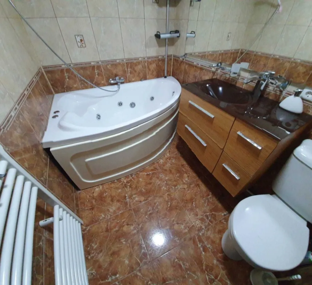 Inchirez apartament 13 septembrie de 2 camere transformat in 3 camere - Apartament super spatios 2 camere ,transformat in 3 camere .Este dotat cu frigider ,aer conditiont,masina de spalat ,cuptor si plita electrica.Sunt foarte multe spatii de depozitare.Se afla situat la etajul 3 .Se poate inchiria pe termen lung.