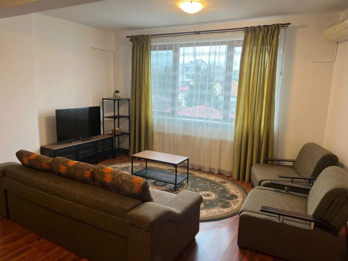 Apartament 2 cam mobilat, bloc 2011, suprafata utila 76mp - Mobilat si utilat complet pentru locuit. 
Suprafata utila 76,2 mp, suprafata totala 79,92mp. 
Are bucatarie inchisa. 
Multiple spaţii de depozitare.
Contor apometru, centrala proprie noua si termostat wireless, aparat de aer condiţionat, masina da spalat rufe. 
Blocul are lift. 
Blocul se afla pe calea Giulesti, intre podul Basarab si podul Grant 
Distante:
Carrefour Orhideea - 800 m 
Kaufland Basarab - 850 m 
Piata Crangasi/Metrou Crangasi - 900 m 
Metrou Grozavesti: 1,3 km 
Gara de nord - 1,5 km 
Statie STB autobuz 178 - 20 m 
Chiria se percepe astfel: prima luna plus o luna cu titlu de garantie, iar durata minima a contractului este de 1 an. 
Fara animale de companie.