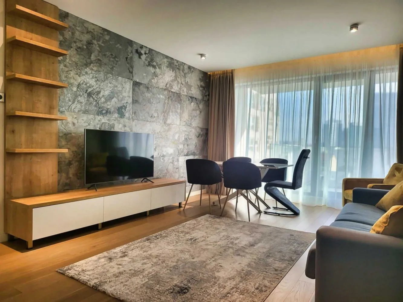Apartament 2 camere si parcare - One Herastrau Plaza - Fara comision - Un apartament spatios cu vedere libera catre Promenada Mall , cu o mobila moderna. One Herastrau Plaza este una dintre cele mai emblematice cladiri de apartamente din Bucuresti langa parcul Herastrau. Apartamentul are aer condiționat centralizat, încălzire prin pardoseală, balcon și vedere panoramica. Această proprietate oferă parcare privată si un birou de securitate deschis 24/7. Un apartament modern, cu un dormitor, ce este dotat cu televizoare smart și o bucătărie complet utilată, ce oferă oaspeților o mașină de spălat vase, un cuptor, un cuptor cu microunde, o mașină de spălat rufe, un uscator, un frigider și o plită...Dormitorul este pregatit cu un pat comfortabil. Are un spatiu de depozitare al lucrurilor destul de generos. Baia are cabina de dus dar si cada fiind foarte mare. Locul de parcare al apartamentului este inclus in pretul afisat. Nu exista comision la inchiriere!

A spacious apartment with an open view towards Promenada Mall, featuring modern furniture. One Herastrau Plaza is one of the most iconic apartment buildings in Bucharest, located near Herastrau Park. The apartment includes centralized air conditioning, underfloor heating, a balcony, and panoramic views. This property offers private parking and a 24/7 security desk. It is a modern one-bedroom apartment equipped with smart TVs and a fully equipped kitchen, providing guests with a dishwasher, oven, microwave, washing machine, dryer, refrigerator, and stovetop. The bedroom is furnished with a comfortable bed and offers generous storage space. The bathroom is large and includes both a shower cabin and a bathtub. The apartment's parking space is included in the listed price. No rental commission!