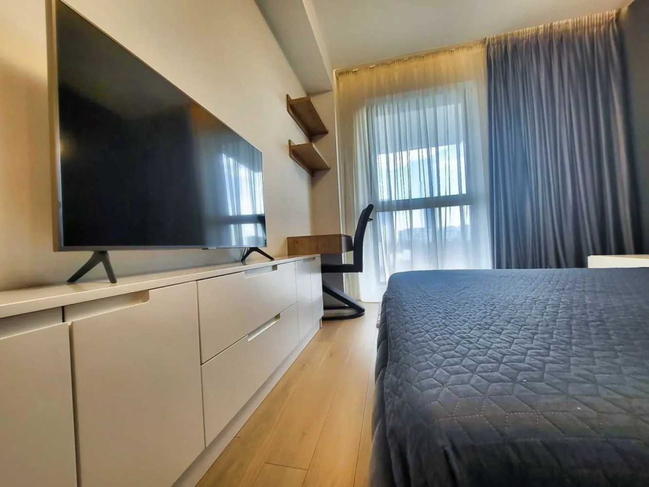 Apartament 2 camere si parcare - One Herastrau Plaza - Fara comision - Un apartament spatios cu vedere libera catre Promenada Mall , cu o mobila moderna. One Herastrau Plaza este una dintre cele mai emblematice cladiri de apartamente din Bucuresti langa parcul Herastrau. Apartamentul are aer condiționat centralizat, încălzire prin pardoseală, balcon și vedere panoramica. Această proprietate oferă parcare privată si un birou de securitate deschis 24/7. Un apartament modern, cu un dormitor, ce este dotat cu televizoare smart și o bucătărie complet utilată, ce oferă oaspeților o mașină de spălat vase, un cuptor, un cuptor cu microunde, o mașină de spălat rufe, un uscator, un frigider și o plită...Dormitorul este pregatit cu un pat comfortabil. Are un spatiu de depozitare al lucrurilor destul de generos. Baia are cabina de dus dar si cada fiind foarte mare. Locul de parcare al apartamentului este inclus in pretul afisat. Nu exista comision la inchiriere!

A spacious apartment with an open view towards Promenada Mall, featuring modern furniture. One Herastrau Plaza is one of the most iconic apartment buildings in Bucharest, located near Herastrau Park. The apartment includes centralized air conditioning, underfloor heating, a balcony, and panoramic views. This property offers private parking and a 24/7 security desk. It is a modern one-bedroom apartment equipped with smart TVs and a fully equipped kitchen, providing guests with a dishwasher, oven, microwave, washing machine, dryer, refrigerator, and stovetop. The bedroom is furnished with a comfortable bed and offers generous storage space. The bathroom is large and includes both a shower cabin and a bathtub. The apartment's parking space is included in the listed price. No rental commission!