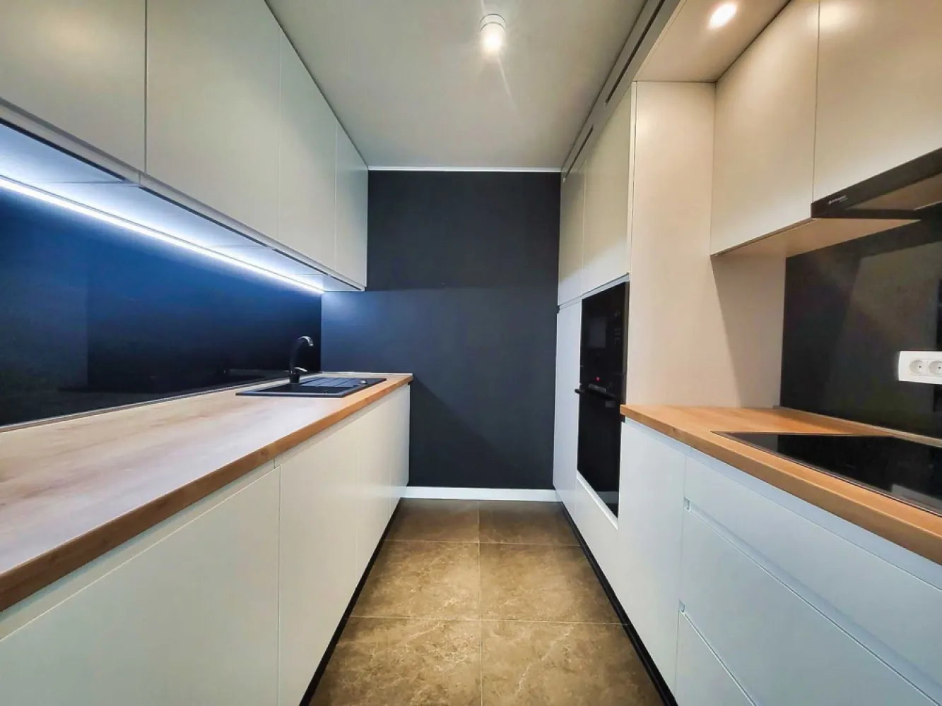 Apartament 2 camere si parcare - One Herastrau Plaza - Fara comision - Un apartament spatios cu vedere libera catre Promenada Mall , cu o mobila moderna. One Herastrau Plaza este una dintre cele mai emblematice cladiri de apartamente din Bucuresti langa parcul Herastrau. Apartamentul are aer condiționat centralizat, încălzire prin pardoseală, balcon și vedere panoramica. Această proprietate oferă parcare privată si un birou de securitate deschis 24/7. Un apartament modern, cu un dormitor, ce este dotat cu televizoare smart și o bucătărie complet utilată, ce oferă oaspeților o mașină de spălat vase, un cuptor, un cuptor cu microunde, o mașină de spălat rufe, un uscator, un frigider și o plită...Dormitorul este pregatit cu un pat comfortabil. Are un spatiu de depozitare al lucrurilor destul de generos. Baia are cabina de dus dar si cada fiind foarte mare. Locul de parcare al apartamentului este inclus in pretul afisat. Nu exista comision la inchiriere!

A spacious apartment with an open view towards Promenada Mall, featuring modern furniture. One Herastrau Plaza is one of the most iconic apartment buildings in Bucharest, located near Herastrau Park. The apartment includes centralized air conditioning, underfloor heating, a balcony, and panoramic views. This property offers private parking and a 24/7 security desk. It is a modern one-bedroom apartment equipped with smart TVs and a fully equipped kitchen, providing guests with a dishwasher, oven, microwave, washing machine, dryer, refrigerator, and stovetop. The bedroom is furnished with a comfortable bed and offers generous storage space. The bathroom is large and includes both a shower cabin and a bathtub. The apartment's parking space is included in the listed price. No rental commission!