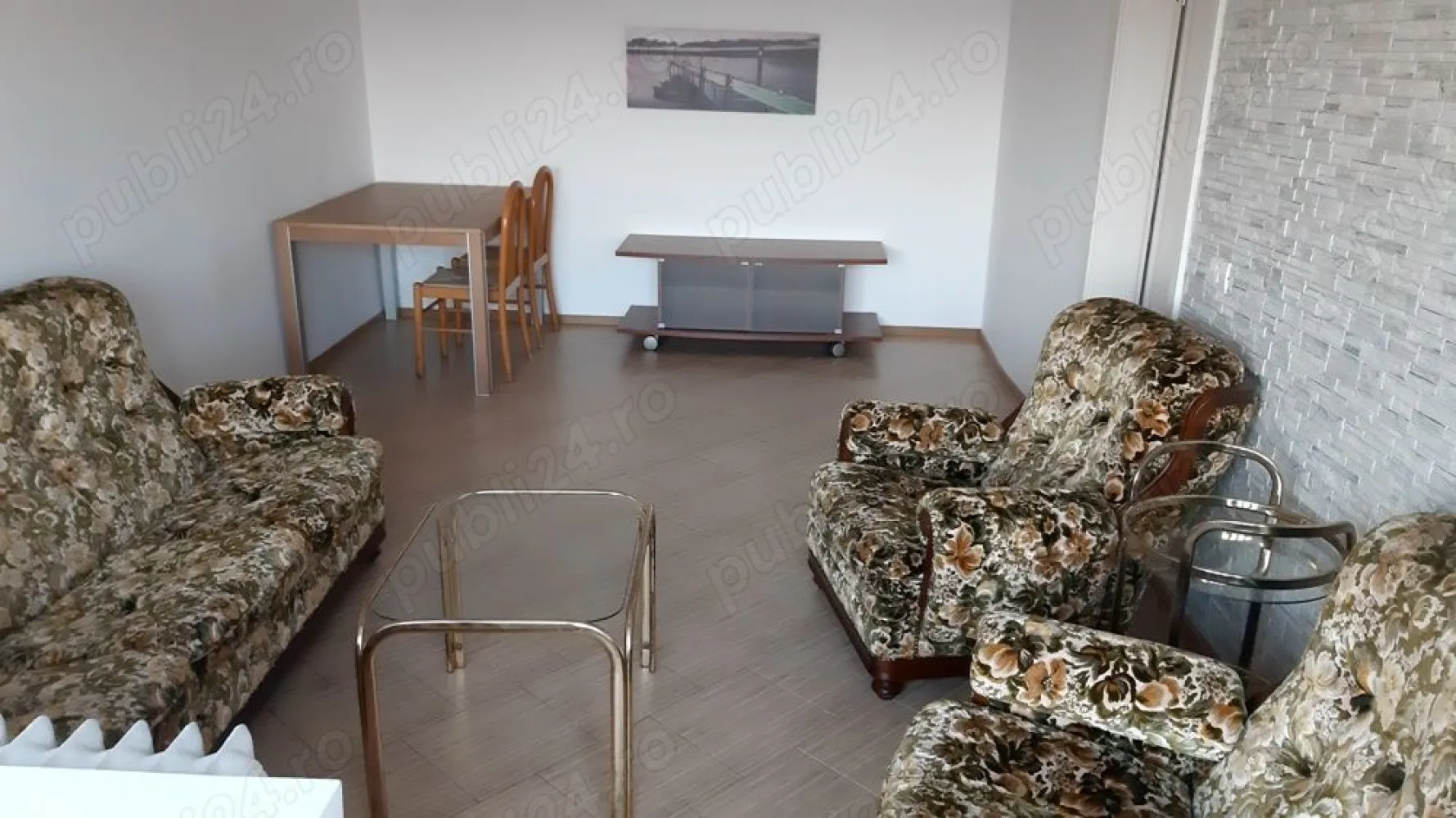 De închiriat apartament 2 camere - Persoană particulară, închiriez apartament cu 2 camere, 58 mp, mobilat, confort 1 decomandat, cartier Colentina pe șoseaua Fundeni nr. 229 cu o frumoasă vedere la parcul Motodrom, în bloc reabilitat termic. 
Compus din 2 camere, bucătărie, baie, cămară, debara, vestibul, logie. 
Gresia, faianță, termopane.