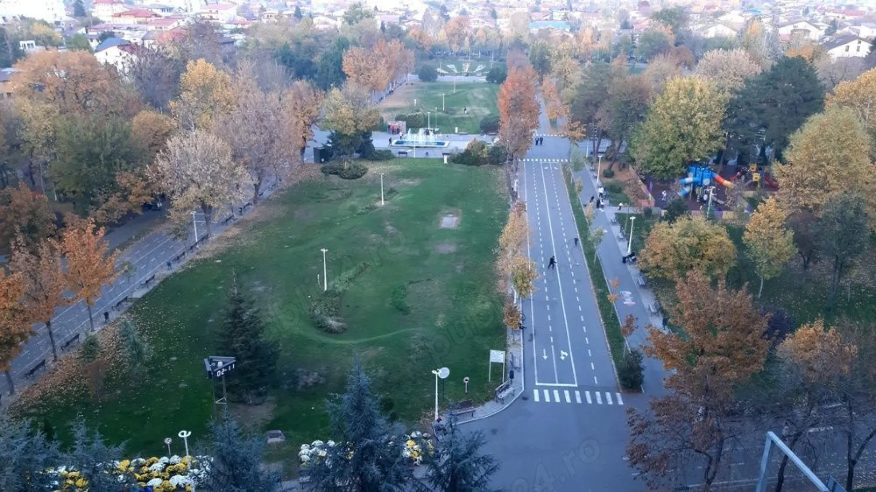 De închiriat apartament 2 camere - Persoană particulară, închiriez apartament cu 2 camere, 58 mp, mobilat, confort 1 decomandat, cartier Colentina pe șoseaua Fundeni nr. 229 cu o frumoasă vedere la parcul Motodrom, în bloc reabilitat termic. 
Compus din 2 camere, bucătărie, baie, cămară, debara, vestibul, logie. 
Gresia, faianță, termopane.