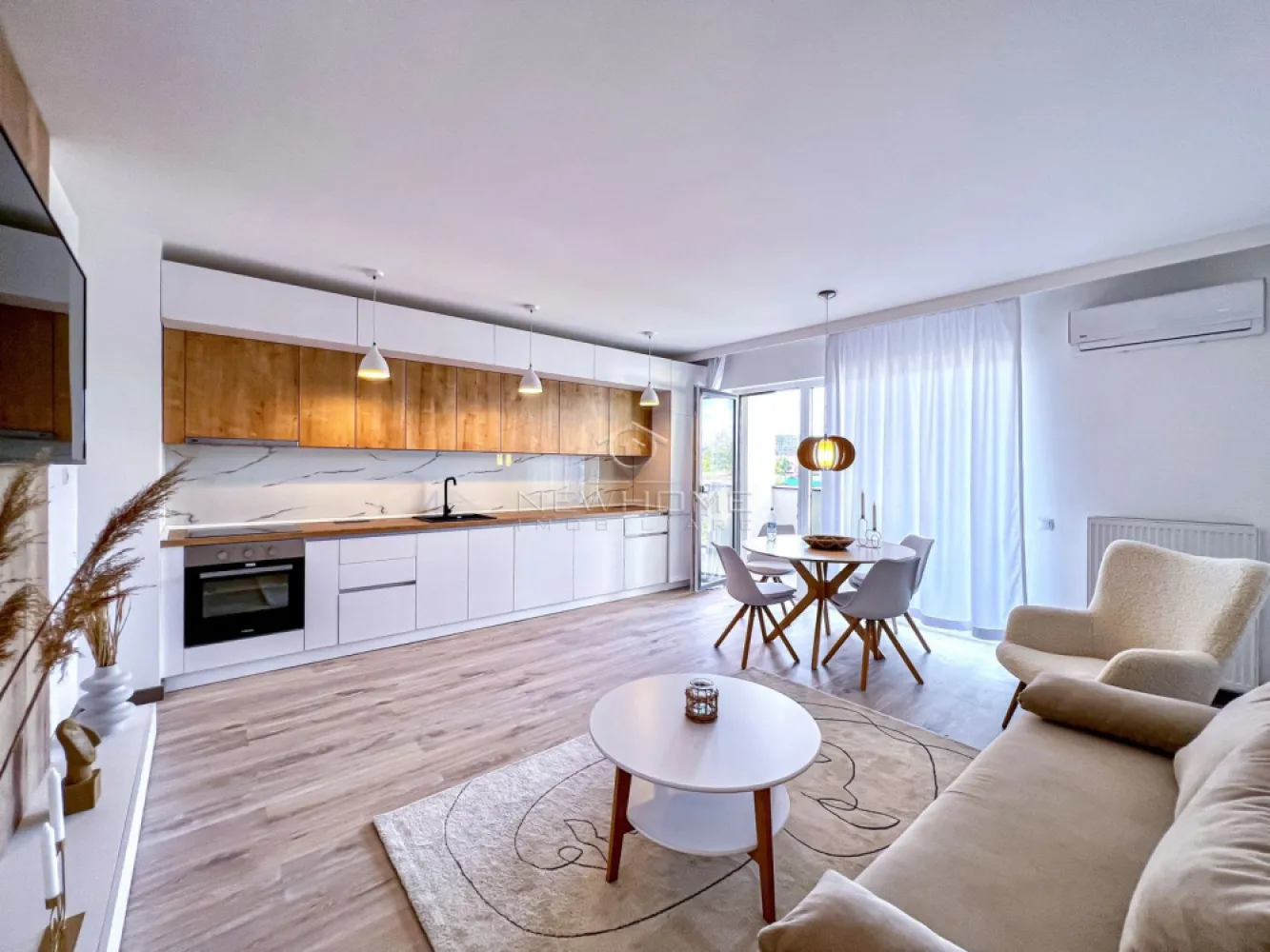 Apartament 2 camere zona Iulius Mall Gheorgheni - New HOME Imobiliare ofera spre inchiriere apartament modern cu 2 camere 50 mp, terasa generoasa, in bloc nou, etaj intermediar ansamblul Mon Jardin din Sopor. In proximitate se afla magazine alimentare, spatii comerciale, Iulius Mall. Finisaje de lux, aer condiționat, TV, masina de spălat, frigiter etc. Inclus în preț și un loc de parcare în garajul subteran. Avand in vedere poziția si avantajele zonei este una de interes maxim, datorita pozitionarii fiind in apropiere de centru comercial Iulius Mall, Business centre, facultatea FSEGA, Porsche Engineering, baza Sportiva, Iulius Park, etc. Pentru mai multe informatii si pentru a programa o vizionare, contactati-ne cu incredere!