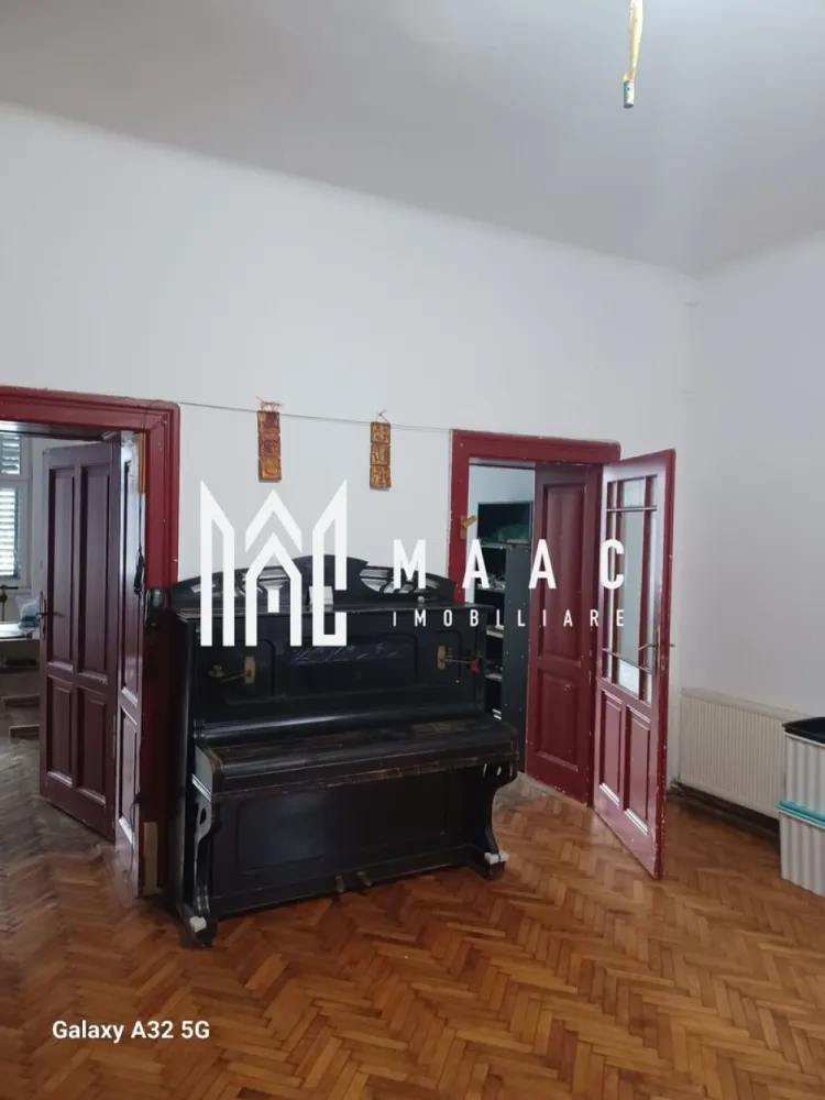 Apartament 4 camere | Etaj 1 | Curte comuna | 114 MPU | Ultracentral - MAAC Imobiliare vă propune spre vânzare o proprietate cu potențial investițional ridicat, situată pe una dintre cele mai apreciate și căutate străzi din Sibiu. Proprietatea este vândută direct de la proprietar și este amplasată la parterul înalt / mezaninul unei clădiri cochete, cu doar 3 apartamente și 3 garsoniere, beneficiind de curte interioară și grădină privată. Detalii proprietate: Suprafață utilă: 114 mp Nevel: parter înalt / mezanin Pivniță la subsol Pod la ultimul nivel Acces la curte interioară Grădină în cotă indiviză de 23,13% Compartimentare actuală: Coridor de acces Hol Birou Baie WC separat Debara Living cu bucătărie open space 2 dormitoare Proprietatea oferă posibilitatea de dezmembrare în: 1 garsonieră 1 apartament cu 2 dormitoare Dotări și finisaje: Parchet din lemn masiv de stejar în living și dormitoare Ferestre termopan la interior Ferestre originale din lemn către stradă Centrală termică pe gaz Vaillant, în condensare, cu două circuite distincte, montată în 2022 Două spații de depozitare în pod, în aceeași cotă indiviză de 23,13% Spălătorie comună în curtea interioară Avantaje și potențial: Grădină situată în spatele clădirii, cu multiple posibilități de amenajare Zonă centrală, dar retrasă, ce oferă liniște și intimitate Acces rapid către: obiective turistice grădinițe, școli și licee de renume parcuri (inclusiv Parcul Cetății) restaurante, cafenele și spații comerciale Destinații posibile: Locuință spațioasă în zonă centrală Investiție – închiriere în regim hotelier Birouri, cabinete medicale sau alte activități profesionale Pentru mai multe detalii și pentru programarea unei vizionări, vă rugăm să specificați ID-ul anunțului: CP2871974 }}
