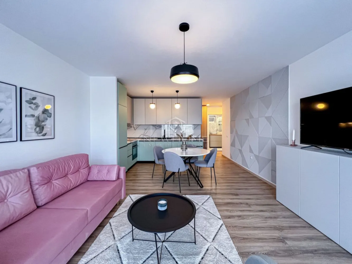 Apartament 2 camere zona Iulius Mall Gheorgheni - New HOME Imobiliare ofera spre inchiriere apartament cu 2 camere 50 mp, terasa generoasa, in bloc nou, etaj intermediar ansamblul Mon Jardin din Sopor. In proximitate se afla magazine alimentare, spatii comerciale, Iulius Mall. Finisaje moderne, aer condiționat, TV, masina de spălat, frigiter etc. Inclus în preț și un loc de parcare în garajul subteran. Avand in vedere poziția si avantajele zonei este una de interes maxim, datorita pozitionarii fiind in apropiere de centru comercial Iulius Mall, Business centre, facultatea FSEGA, Porsche Engineering, baza Sportiva, Iulius Park, etc. Pentru mai multe informatii si pentru a programa o vizionare, contactati-ne cu incredere!