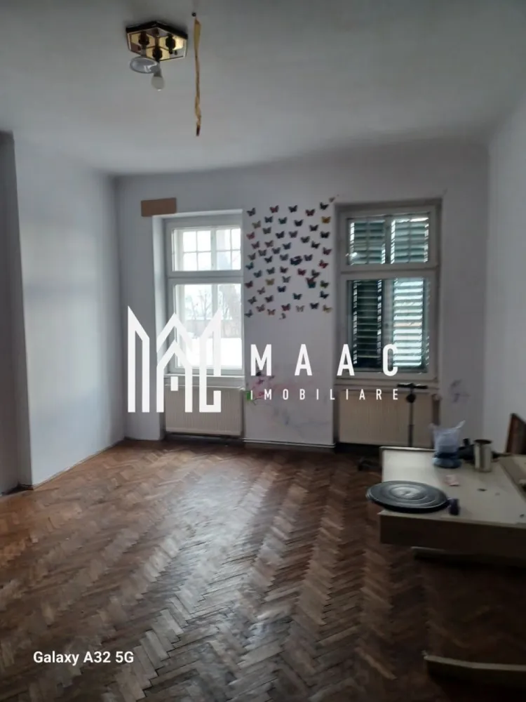 Apartament 4 camere | Etaj 1 | Curte comuna | 114 MPU | Ultracentral - MAAC Imobiliare vă propune spre vânzare o proprietate cu potențial investițional ridicat, situată pe una dintre cele mai apreciate și căutate străzi din Sibiu. Proprietatea este vândută direct de la proprietar și este amplasată la parterul înalt / mezaninul unei clădiri cochete, cu doar 3 apartamente și 3 garsoniere, beneficiind de curte interioară și grădină privată. Detalii proprietate: Suprafață utilă: 114 mp Nevel: parter înalt / mezanin Pivniță la subsol Pod la ultimul nivel Acces la curte interioară Grădină în cotă indiviză de 23,13% Compartimentare actuală: Coridor de acces Hol Birou Baie WC separat Debara Living cu bucătărie open space 2 dormitoare Proprietatea oferă posibilitatea de dezmembrare în: 1 garsonieră 1 apartament cu 2 dormitoare Dotări și finisaje: Parchet din lemn masiv de stejar în living și dormitoare Ferestre termopan la interior Ferestre originale din lemn către stradă Centrală termică pe gaz Vaillant, în condensare, cu două circuite distincte, montată în 2022 Două spații de depozitare în pod, în aceeași cotă indiviză de 23,13% Spălătorie comună în curtea interioară Avantaje și potențial: Grădină situată în spatele clădirii, cu multiple posibilități de amenajare Zonă centrală, dar retrasă, ce oferă liniște și intimitate Acces rapid către: obiective turistice grădinițe, școli și licee de renume parcuri (inclusiv Parcul Cetății) restaurante, cafenele și spații comerciale Destinații posibile: Locuință spațioasă în zonă centrală Investiție – închiriere în regim hotelier Birouri, cabinete medicale sau alte activități profesionale Pentru mai multe detalii și pentru programarea unei vizionări, vă rugăm să specificați ID-ul anunțului: CP2871974 }}