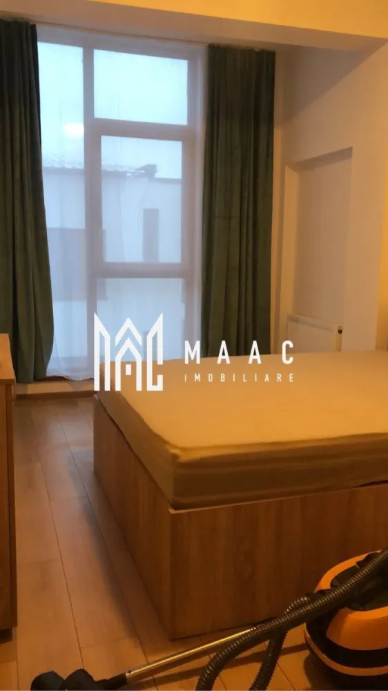 Apartament 3 camere | 60MPU | Șelimbăr | Goga - MAAC Imobiliare vă propune spre închiriere un apartament modern cu 3 camere, spațios și luminos, situat într-o locație strategică, ideală pentru cei care își doresc confort, finisaje noi și un acces ultra-rapid către principalele puncte de interes din oraș și zona comercială Șelimbăr.

Proprietatea are o suprafață utilă de 60 mp, este finalizată recent (în anul 2025) și se află la etajul 2 al unui imobil situat într-o zonă accesibilă. Compartimentarea este decomandată, optimizată excelent pentru a oferi intimitate și funcționalitate locatarilor săi.

Caracteristici principale
Număr camere: 3 (2 dormitoare separate și zona de zi)

Compartimentare și dotări interioare:
Zona de zi:
Living generos și luminos, integrat perfect cu o bucătărie de tip open-space care beneficiază de ferestre mari, inundată de lumină naturală, fiind complet mobilată și utilată cu electrocasnice esențiale (plită, cuptor și frigider)

Două dormitoare separate, spațioase
Baie: 
finisată modern cu faianță, complet utilată cu chiuvetă, toaletă și cabină de duș

Finisaje: Pardoseli din parchet, ferestre mari și pereți vopsiți în alb impecabil, detalii care amplifică senzația de spațiu, curățenie și luminozitate

Avantaje și puncte de interes în proximitate
Locație excelentă: Situat la granița dintre Sibiu și Șelimbăr, oferind un echilibru perfect între liniște și accesibilitate

Shopping & Retail:
Poziționat excelent față de Shopping City Sibiu, cu acces rapid la hypermarketuri (Auchan, Carrefour, Lidl), restaurante, magazine de bricolaj și zone de divertisment

Acces facil și extrem de rapid către centrul orașului Sibiu, arterele principale de circulație și centura ocolitoare / autostrada A1

Apartamentul reprezintă o oportunitate ideală pentru un cuplu, o familie tânără sau profesioniști care caută o locuință nouă, curată și excelent poziționată pe harta orașului.

Condiții închiriere:
Nu se acceptă animale de companie
Se percepe garanție în cuantumul unei chirii

Pentru mai multe detalii, informații suplimentare sau pentru a programa o vizionare contacați-ne și specificați codul de identificare al proprietății ID: CP3106052