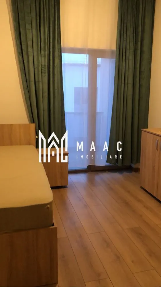 Apartament 3 camere | 60MPU | Șelimbăr | Goga - MAAC Imobiliare vă propune spre închiriere un apartament modern cu 3 camere, spațios și luminos, situat într-o locație strategică, ideală pentru cei care își doresc confort, finisaje noi și un acces ultra-rapid către principalele puncte de interes din oraș și zona comercială Șelimbăr.

Proprietatea are o suprafață utilă de 60 mp, este finalizată recent (în anul 2025) și se află la etajul 2 al unui imobil situat într-o zonă accesibilă. Compartimentarea este decomandată, optimizată excelent pentru a oferi intimitate și funcționalitate locatarilor săi.

Caracteristici principale
Număr camere: 3 (2 dormitoare separate și zona de zi)

Compartimentare și dotări interioare:
Zona de zi:
Living generos și luminos, integrat perfect cu o bucătărie de tip open-space care beneficiază de ferestre mari, inundată de lumină naturală, fiind complet mobilată și utilată cu electrocasnice esențiale (plită, cuptor și frigider)

Două dormitoare separate, spațioase
Baie: 
finisată modern cu faianță, complet utilată cu chiuvetă, toaletă și cabină de duș

Finisaje: Pardoseli din parchet, ferestre mari și pereți vopsiți în alb impecabil, detalii care amplifică senzația de spațiu, curățenie și luminozitate

Avantaje și puncte de interes în proximitate
Locație excelentă: Situat la granița dintre Sibiu și Șelimbăr, oferind un echilibru perfect între liniște și accesibilitate

Shopping & Retail:
Poziționat excelent față de Shopping City Sibiu, cu acces rapid la hypermarketuri (Auchan, Carrefour, Lidl), restaurante, magazine de bricolaj și zone de divertisment

Acces facil și extrem de rapid către centrul orașului Sibiu, arterele principale de circulație și centura ocolitoare / autostrada A1

Apartamentul reprezintă o oportunitate ideală pentru un cuplu, o familie tânără sau profesioniști care caută o locuință nouă, curată și excelent poziționată pe harta orașului.

Condiții închiriere:
Nu se acceptă animale de companie
Se percepe garanție în cuantumul unei chirii

Pentru mai multe detalii, informații suplimentare sau pentru a programa o vizionare contacați-ne și specificați codul de identificare al proprietății ID: CP3106052