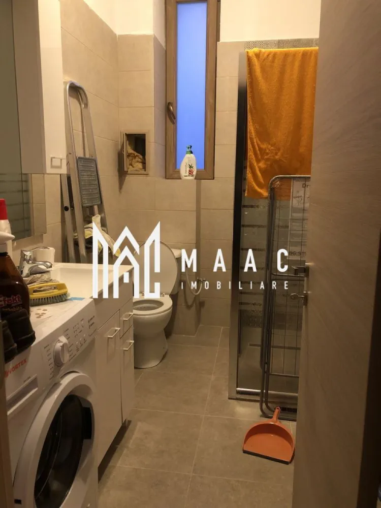 Apartament 3 camere | 60MPU | Șelimbăr | Goga - MAAC Imobiliare vă propune spre închiriere un apartament modern cu 3 camere, spațios și luminos, situat într-o locație strategică, ideală pentru cei care își doresc confort, finisaje noi și un acces ultra-rapid către principalele puncte de interes din oraș și zona comercială Șelimbăr.

Proprietatea are o suprafață utilă de 60 mp, este finalizată recent (în anul 2025) și se află la etajul 2 al unui imobil situat într-o zonă accesibilă. Compartimentarea este decomandată, optimizată excelent pentru a oferi intimitate și funcționalitate locatarilor săi.

Caracteristici principale
Număr camere: 3 (2 dormitoare separate și zona de zi)

Compartimentare și dotări interioare:
Zona de zi:
Living generos și luminos, integrat perfect cu o bucătărie de tip open-space care beneficiază de ferestre mari, inundată de lumină naturală, fiind complet mobilată și utilată cu electrocasnice esențiale (plită, cuptor și frigider)

Două dormitoare separate, spațioase
Baie: 
finisată modern cu faianță, complet utilată cu chiuvetă, toaletă și cabină de duș

Finisaje: Pardoseli din parchet, ferestre mari și pereți vopsiți în alb impecabil, detalii care amplifică senzația de spațiu, curățenie și luminozitate

Avantaje și puncte de interes în proximitate
Locație excelentă: Situat la granița dintre Sibiu și Șelimbăr, oferind un echilibru perfect între liniște și accesibilitate

Shopping & Retail:
Poziționat excelent față de Shopping City Sibiu, cu acces rapid la hypermarketuri (Auchan, Carrefour, Lidl), restaurante, magazine de bricolaj și zone de divertisment

Acces facil și extrem de rapid către centrul orașului Sibiu, arterele principale de circulație și centura ocolitoare / autostrada A1

Apartamentul reprezintă o oportunitate ideală pentru un cuplu, o familie tânără sau profesioniști care caută o locuință nouă, curată și excelent poziționată pe harta orașului.

Condiții închiriere:
Nu se acceptă animale de companie
Se percepe garanție în cuantumul unei chirii

Pentru mai multe detalii, informații suplimentare sau pentru a programa o vizionare contacați-ne și specificați codul de identificare al proprietății ID: CP3106052