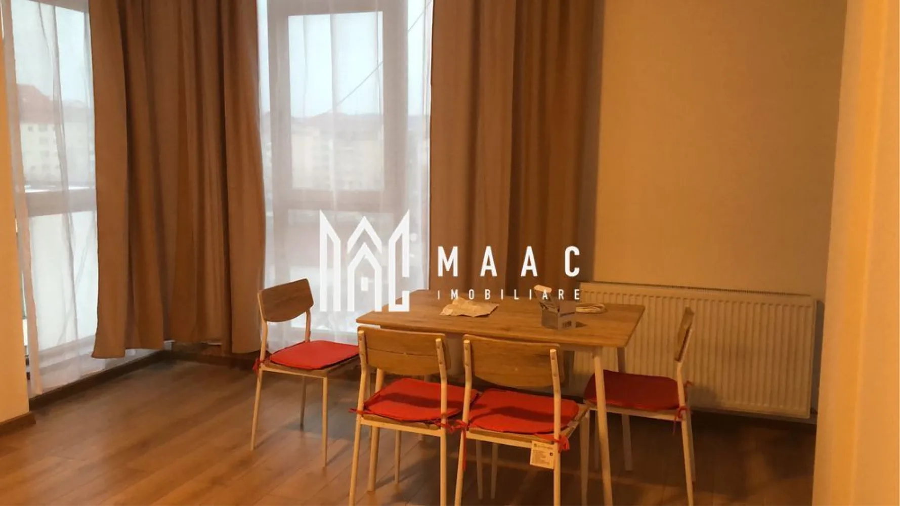 Apartament 3 camere | 60MPU | Șelimbăr | Goga - MAAC Imobiliare vă propune spre închiriere un apartament modern cu 3 camere, spațios și luminos, situat într-o locație strategică, ideală pentru cei care își doresc confort, finisaje noi și un acces ultra-rapid către principalele puncte de interes din oraș și zona comercială Șelimbăr.

Proprietatea are o suprafață utilă de 60 mp, este finalizată recent (în anul 2025) și se află la etajul 2 al unui imobil situat într-o zonă accesibilă. Compartimentarea este decomandată, optimizată excelent pentru a oferi intimitate și funcționalitate locatarilor săi.

Caracteristici principale
Număr camere: 3 (2 dormitoare separate și zona de zi)

Compartimentare și dotări interioare:
Zona de zi:
Living generos și luminos, integrat perfect cu o bucătărie de tip open-space care beneficiază de ferestre mari, inundată de lumină naturală, fiind complet mobilată și utilată cu electrocasnice esențiale (plită, cuptor și frigider)

Două dormitoare separate, spațioase
Baie: 
finisată modern cu faianță, complet utilată cu chiuvetă, toaletă și cabină de duș

Finisaje: Pardoseli din parchet, ferestre mari și pereți vopsiți în alb impecabil, detalii care amplifică senzația de spațiu, curățenie și luminozitate

Avantaje și puncte de interes în proximitate
Locație excelentă: Situat la granița dintre Sibiu și Șelimbăr, oferind un echilibru perfect între liniște și accesibilitate

Shopping & Retail:
Poziționat excelent față de Shopping City Sibiu, cu acces rapid la hypermarketuri (Auchan, Carrefour, Lidl), restaurante, magazine de bricolaj și zone de divertisment

Acces facil și extrem de rapid către centrul orașului Sibiu, arterele principale de circulație și centura ocolitoare / autostrada A1

Apartamentul reprezintă o oportunitate ideală pentru un cuplu, o familie tânără sau profesioniști care caută o locuință nouă, curată și excelent poziționată pe harta orașului.

Condiții închiriere:
Nu se acceptă animale de companie
Se percepe garanție în cuantumul unei chirii

Pentru mai multe detalii, informații suplimentare sau pentru a programa o vizionare contacați-ne și specificați codul de identificare al proprietății ID: CP3106052