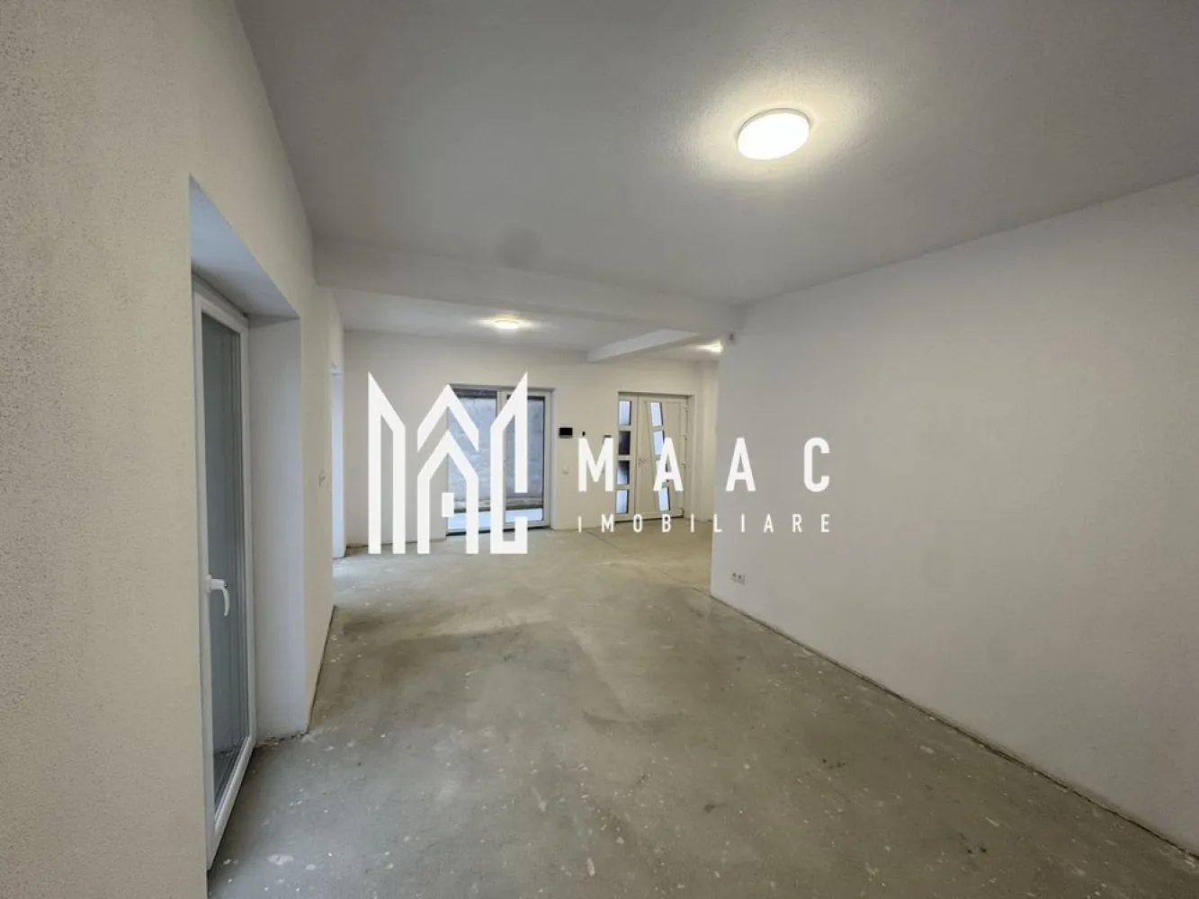 Casă 4 camere | Constructie noua I 350 mp teren I Turnisor - MAAC Imobiliare vă propune spre vânzare o casă nouă, intabulată, finalizată la sfârșitul anului 2025, situată într-o zonă liniștită, cu acces rapid către centrul Sibiului și magazine. Proprietatea este ideală pentru o familie care își dorește confort, spațiu și dotări moderne. Detalii proprietate Teren: 350 mp Suprafață construită: aprox. 150 mp Regim de înălțime: Parter + Etaj + Pod Balcon: aprox. 10 mp Compartimentare Parter: living generos, bucătărie separată, baie, hol, casa scarii Etaj: dormitor matrimonial cu baie proprie, 2 dormitoare mai mici, baie, balcon Pod: placă de beton turnată, izolat cu vată minerală, Spațiu ideal pentru depozitare sau amenajare ulterioară Construcție din cărămidă, 30 cm grosime. Izolație exterioară cu polistiren de 10 cm Ferestre Salamander, cu 3 rânduri de sticlă Încălzire în pardoseală, complet funcțională Centrală termică montată Instalații sanitare și electrice realizate Prize pentru aer condiționat în fiecare cameră Routere montate în tavane Curent trifazic Pregătire pentru: stație de încărcare mașină electrică, panouri solare Sistem de alarmă, camere video, interfon Poartă automatizată cu telecomandă Exterior Curte complet amenajată și pavată Spațiu verde în jurul casei Gard finalizat integral Exterior complet finisat Stadiu interior Interiorul este la stadiul „la alb”, oferind libertatea totală de a alege finisajele după propriul gust. Locație: zonă liniștită, aproape de magazine — ideală pentru viața de familie. Contactați MAAC Imobiliare pentru mai multe informații. Menționati CP2871272 ! }}