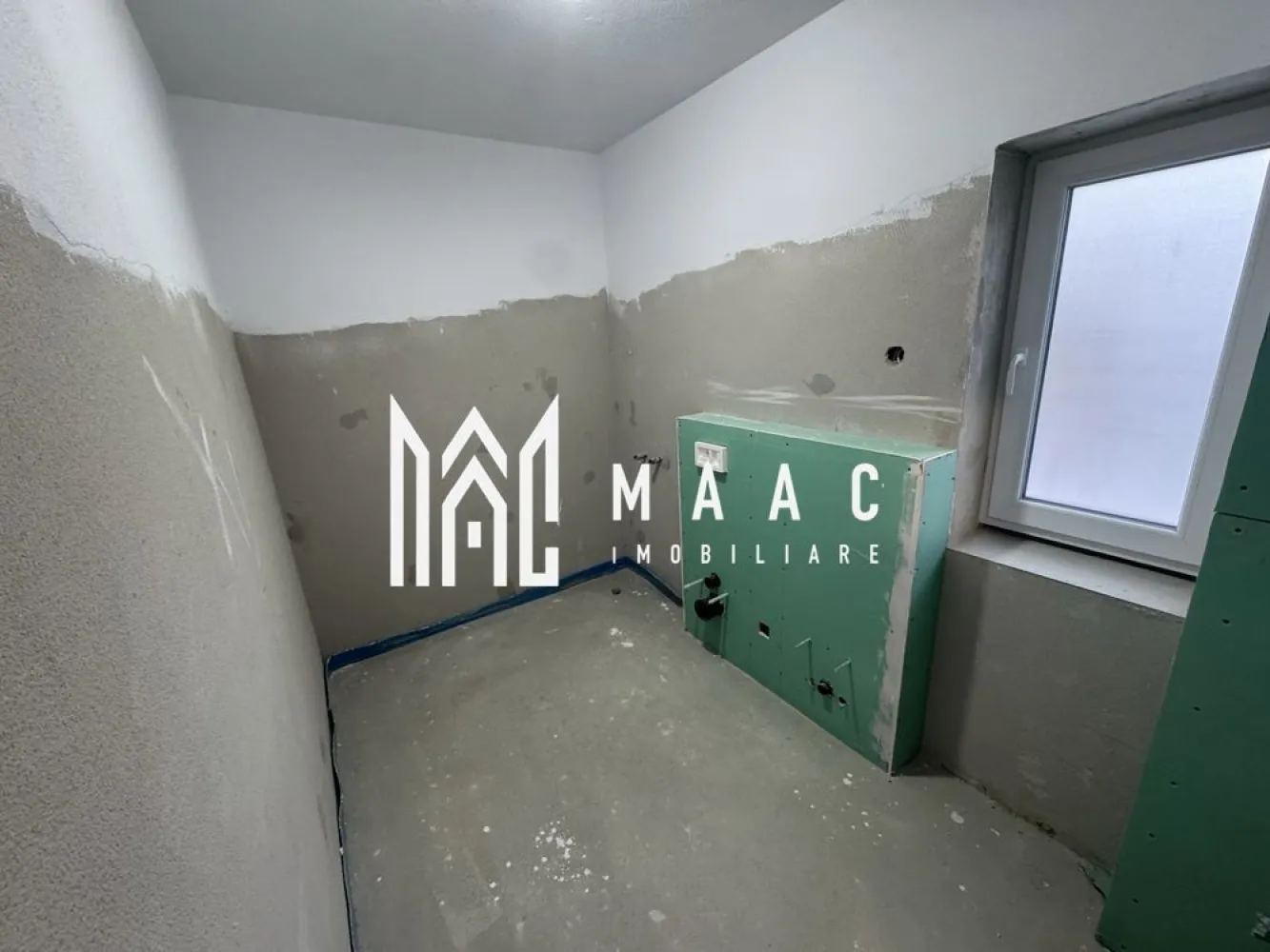 Casă 4 camere | Constructie noua I 350 mp teren I Turnisor - MAAC Imobiliare vă propune spre vânzare o casă nouă, intabulată, finalizată la sfârșitul anului 2025, situată într-o zonă liniștită, cu acces rapid către centrul Sibiului și magazine. Proprietatea este ideală pentru o familie care își dorește confort, spațiu și dotări moderne. Detalii proprietate Teren: 350 mp Suprafață construită: aprox. 150 mp Regim de înălțime: Parter + Etaj + Pod Balcon: aprox. 10 mp Compartimentare Parter: living generos, bucătărie separată, baie, hol, casa scarii Etaj: dormitor matrimonial cu baie proprie, 2 dormitoare mai mici, baie, balcon Pod: placă de beton turnată, izolat cu vată minerală, Spațiu ideal pentru depozitare sau amenajare ulterioară Construcție din cărămidă, 30 cm grosime. Izolație exterioară cu polistiren de 10 cm Ferestre Salamander, cu 3 rânduri de sticlă Încălzire în pardoseală, complet funcțională Centrală termică montată Instalații sanitare și electrice realizate Prize pentru aer condiționat în fiecare cameră Routere montate în tavane Curent trifazic Pregătire pentru: stație de încărcare mașină electrică, panouri solare Sistem de alarmă, camere video, interfon Poartă automatizată cu telecomandă Exterior Curte complet amenajată și pavată Spațiu verde în jurul casei Gard finalizat integral Exterior complet finisat Stadiu interior Interiorul este la stadiul „la alb”, oferind libertatea totală de a alege finisajele după propriul gust. Locație: zonă liniștită, aproape de magazine — ideală pentru viața de familie. Contactați MAAC Imobiliare pentru mai multe informații. Menționati CP2871272 ! }}