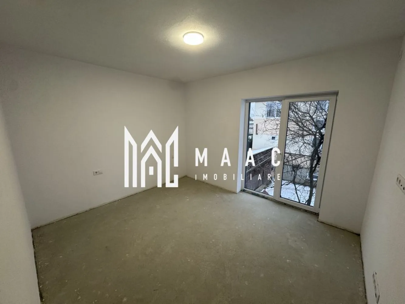 Casă 4 camere | Constructie noua I 350 mp teren I Turnisor - MAAC Imobiliare vă propune spre vânzare o casă nouă, intabulată, finalizată la sfârșitul anului 2025, situată într-o zonă liniștită, cu acces rapid către centrul Sibiului și magazine. Proprietatea este ideală pentru o familie care își dorește confort, spațiu și dotări moderne. Detalii proprietate Teren: 350 mp Suprafață construită: aprox. 150 mp Regim de înălțime: Parter + Etaj + Pod Balcon: aprox. 10 mp Compartimentare Parter: living generos, bucătărie separată, baie, hol, casa scarii Etaj: dormitor matrimonial cu baie proprie, 2 dormitoare mai mici, baie, balcon Pod: placă de beton turnată, izolat cu vată minerală, Spațiu ideal pentru depozitare sau amenajare ulterioară Construcție din cărămidă, 30 cm grosime. Izolație exterioară cu polistiren de 10 cm Ferestre Salamander, cu 3 rânduri de sticlă Încălzire în pardoseală, complet funcțională Centrală termică montată Instalații sanitare și electrice realizate Prize pentru aer condiționat în fiecare cameră Routere montate în tavane Curent trifazic Pregătire pentru: stație de încărcare mașină electrică, panouri solare Sistem de alarmă, camere video, interfon Poartă automatizată cu telecomandă Exterior Curte complet amenajată și pavată Spațiu verde în jurul casei Gard finalizat integral Exterior complet finisat Stadiu interior Interiorul este la stadiul „la alb”, oferind libertatea totală de a alege finisajele după propriul gust. Locație: zonă liniștită, aproape de magazine — ideală pentru viața de familie. Contactați MAAC Imobiliare pentru mai multe informații. Menționati CP2871272 ! }}