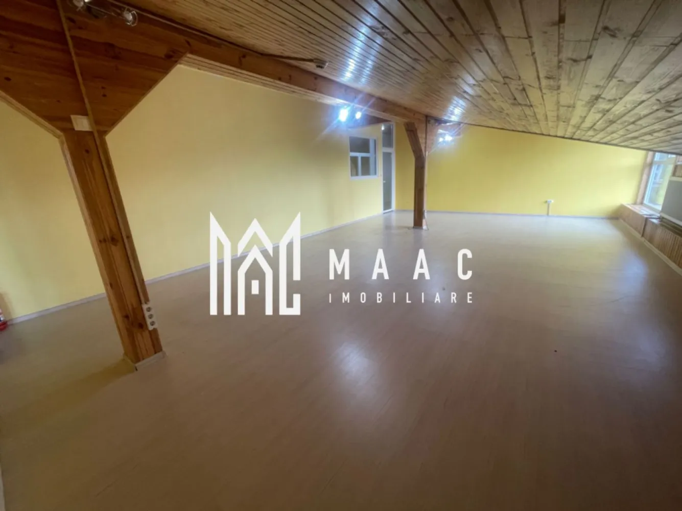 Spatiu birouri open space| 57 mp | Central - MAAC Imobiliare vă propune spre închiriere un spațiu de birouri open space, situat aproape de centrul orașului Sibiu, în apropiere de Kaufland și alte puncte de interes.

Spațiul are o suprafață de 57 mp și este potrivit pentru activități de birou, studio, sală de cursuri, showroom sau alte activități.

Beneficii:

- open space luminos
- acces la bucătărie și zonă de relaxare
- baie
- lift
- locuri de parcare
- acces facil către principalele zone ale orașului

Pentru mai multe detalii și programarea unei vizionări, contactați MAAC Imobiliare și menționați ID-ul proprietății: CP3107153