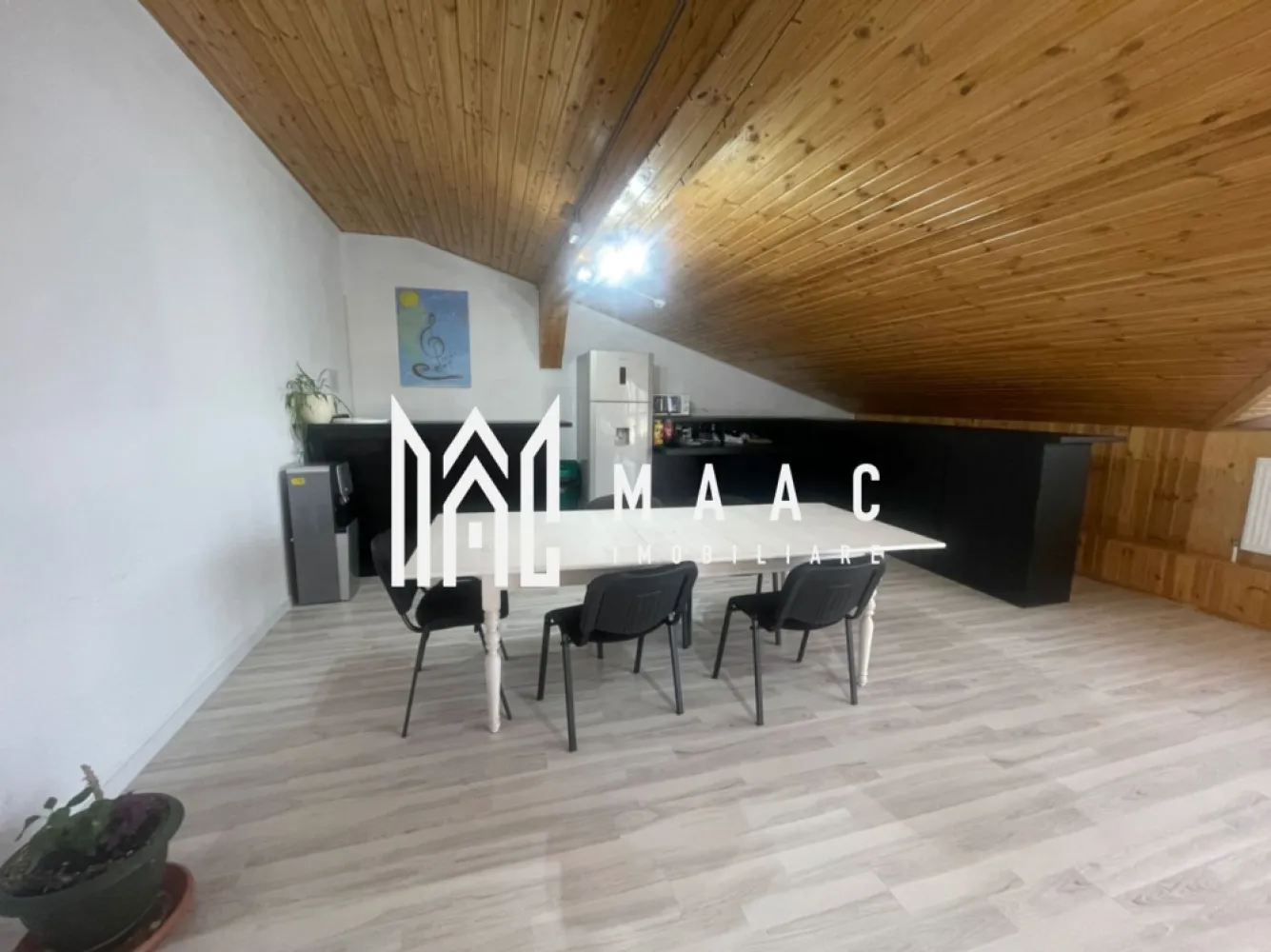 Spatiu birouri open space| 57 mp | Central - MAAC Imobiliare vă propune spre închiriere un spațiu de birouri open space, situat aproape de centrul orașului Sibiu, în apropiere de Kaufland și alte puncte de interes.

Spațiul are o suprafață de 57 mp și este potrivit pentru activități de birou, studio, sală de cursuri, showroom sau alte activități.

Beneficii:

- open space luminos
- acces la bucătărie și zonă de relaxare
- baie
- lift
- locuri de parcare
- acces facil către principalele zone ale orașului

Pentru mai multe detalii și programarea unei vizionări, contactați MAAC Imobiliare și menționați ID-ul proprietății: CP3107153