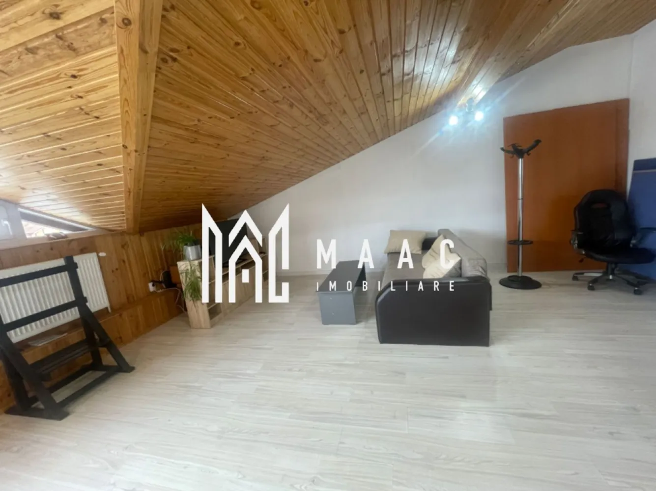 Spatiu birouri open space| 57 mp | Central - MAAC Imobiliare vă propune spre închiriere un spațiu de birouri open space, situat aproape de centrul orașului Sibiu, în apropiere de Kaufland și alte puncte de interes.

Spațiul are o suprafață de 57 mp și este potrivit pentru activități de birou, studio, sală de cursuri, showroom sau alte activități.

Beneficii:

- open space luminos
- acces la bucătărie și zonă de relaxare
- baie
- lift
- locuri de parcare
- acces facil către principalele zone ale orașului

Pentru mai multe detalii și programarea unei vizionări, contactați MAAC Imobiliare și menționați ID-ul proprietății: CP3107153