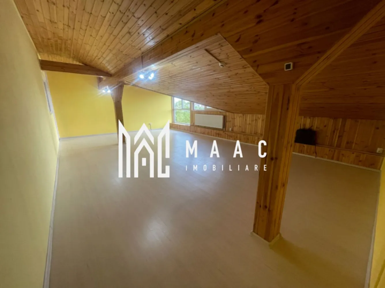 Spatiu birouri open space| 57 mp | Central - MAAC Imobiliare vă propune spre închiriere un spațiu de birouri open space, situat aproape de centrul orașului Sibiu, în apropiere de Kaufland și alte puncte de interes.

Spațiul are o suprafață de 57 mp și este potrivit pentru activități de birou, studio, sală de cursuri, showroom sau alte activități.

Beneficii:

- open space luminos
- acces la bucătărie și zonă de relaxare
- baie
- lift
- locuri de parcare
- acces facil către principalele zone ale orașului

Pentru mai multe detalii și programarea unei vizionări, contactați MAAC Imobiliare și menționați ID-ul proprietății: CP3107153