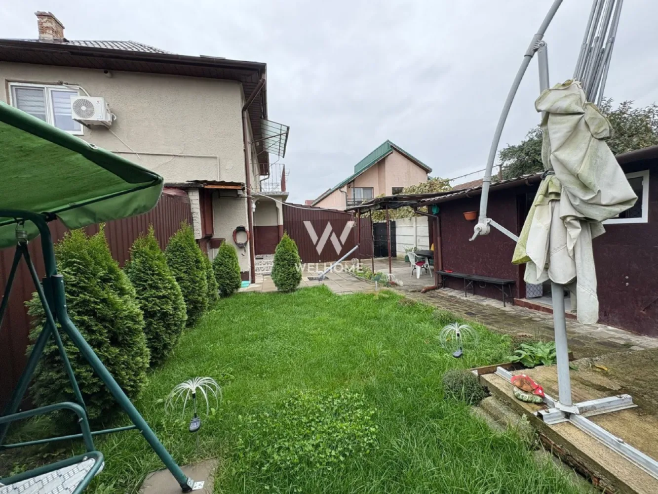 Casa tip duplex - 4 camere, balcon si curte proprie - Zona Lazaret - Ofer spre vanzare o proprietate deosebita, situata la etajul 1 al unei vile din zona Lazaret, Sibiu, cu acces complet separat si curte proprie amenajata – o alegere ideala pentru cei care isi doresc confortul unei case, dar si avantajele unei locuinte usor de intretinut.

Locuinta beneficiaza de o suprafata utila de 90 mp si de o compartimentare practica, gandita pentru confortul unei familii.

Compartimentare: hol de acces, living luminos cu bucatarie open-space complet echipata, 3 dormitoare, baie si balcon de 6 mp

Proprietatea dispune de o curte privata de aproximativ 100 mp, complet delimitata si amenajata cu:

zona verde
pavaj
spatiu pentru gratar
casuta pentru depozitare

Curtea reprezinta un spatiu ideal pentru relaxare, timp petrecut in familie sau seri linistite alaturi de prieteni.

Avantaje:

acces separat fata de parter
curte proprie amenajata
intimitate si confort similare unei case individuale
complet mobilata si utilata
compartimentare eficienta
spatiu exterior
zona linistita, cu acces rapid catre centrul orasului, Gara Sibiu si zonele comerciale

Zona Lazaret este apreciata pentru accesibilitate, infrastructura dezvoltata si atmosfera rezidentiala placuta.