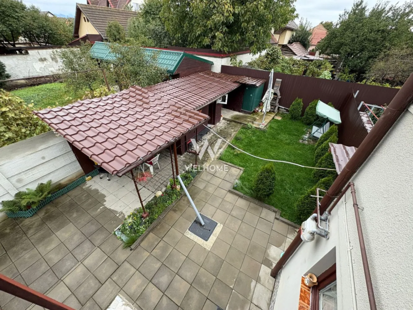 Casa tip duplex - 4 camere, balcon si curte proprie - Zona Lazaret - Ofer spre vanzare o proprietate deosebita, situata la etajul 1 al unei vile din zona Lazaret, Sibiu, cu acces complet separat si curte proprie amenajata – o alegere ideala pentru cei care isi doresc confortul unei case, dar si avantajele unei locuinte usor de intretinut.

Locuinta beneficiaza de o suprafata utila de 90 mp si de o compartimentare practica, gandita pentru confortul unei familii.

Compartimentare: hol de acces, living luminos cu bucatarie open-space complet echipata, 3 dormitoare, baie si balcon de 6 mp

Proprietatea dispune de o curte privata de aproximativ 100 mp, complet delimitata si amenajata cu:

zona verde
pavaj
spatiu pentru gratar
casuta pentru depozitare

Curtea reprezinta un spatiu ideal pentru relaxare, timp petrecut in familie sau seri linistite alaturi de prieteni.

Avantaje:

acces separat fata de parter
curte proprie amenajata
intimitate si confort similare unei case individuale
complet mobilata si utilata
compartimentare eficienta
spatiu exterior
zona linistita, cu acces rapid catre centrul orasului, Gara Sibiu si zonele comerciale

Zona Lazaret este apreciata pentru accesibilitate, infrastructura dezvoltata si atmosfera rezidentiala placuta.