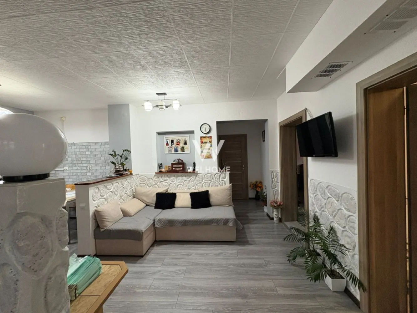 Casa tip duplex - 4 camere, balcon si curte proprie - Zona Lazaret - Ofer spre vanzare o proprietate deosebita, situata la etajul 1 al unei vile din zona Lazaret, Sibiu, cu acces complet separat si curte proprie amenajata – o alegere ideala pentru cei care isi doresc confortul unei case, dar si avantajele unei locuinte usor de intretinut.

Locuinta beneficiaza de o suprafata utila de 90 mp si de o compartimentare practica, gandita pentru confortul unei familii.

Compartimentare: hol de acces, living luminos cu bucatarie open-space complet echipata, 3 dormitoare, baie si balcon de 6 mp

Proprietatea dispune de o curte privata de aproximativ 100 mp, complet delimitata si amenajata cu:

zona verde
pavaj
spatiu pentru gratar
casuta pentru depozitare

Curtea reprezinta un spatiu ideal pentru relaxare, timp petrecut in familie sau seri linistite alaturi de prieteni.

Avantaje:

acces separat fata de parter
curte proprie amenajata
intimitate si confort similare unei case individuale
complet mobilata si utilata
compartimentare eficienta
spatiu exterior
zona linistita, cu acces rapid catre centrul orasului, Gara Sibiu si zonele comerciale

Zona Lazaret este apreciata pentru accesibilitate, infrastructura dezvoltata si atmosfera rezidentiala placuta.