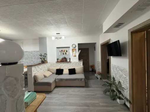 Casa tip duplex - 4 camere, balcon si curte proprie - Zona Lazaret