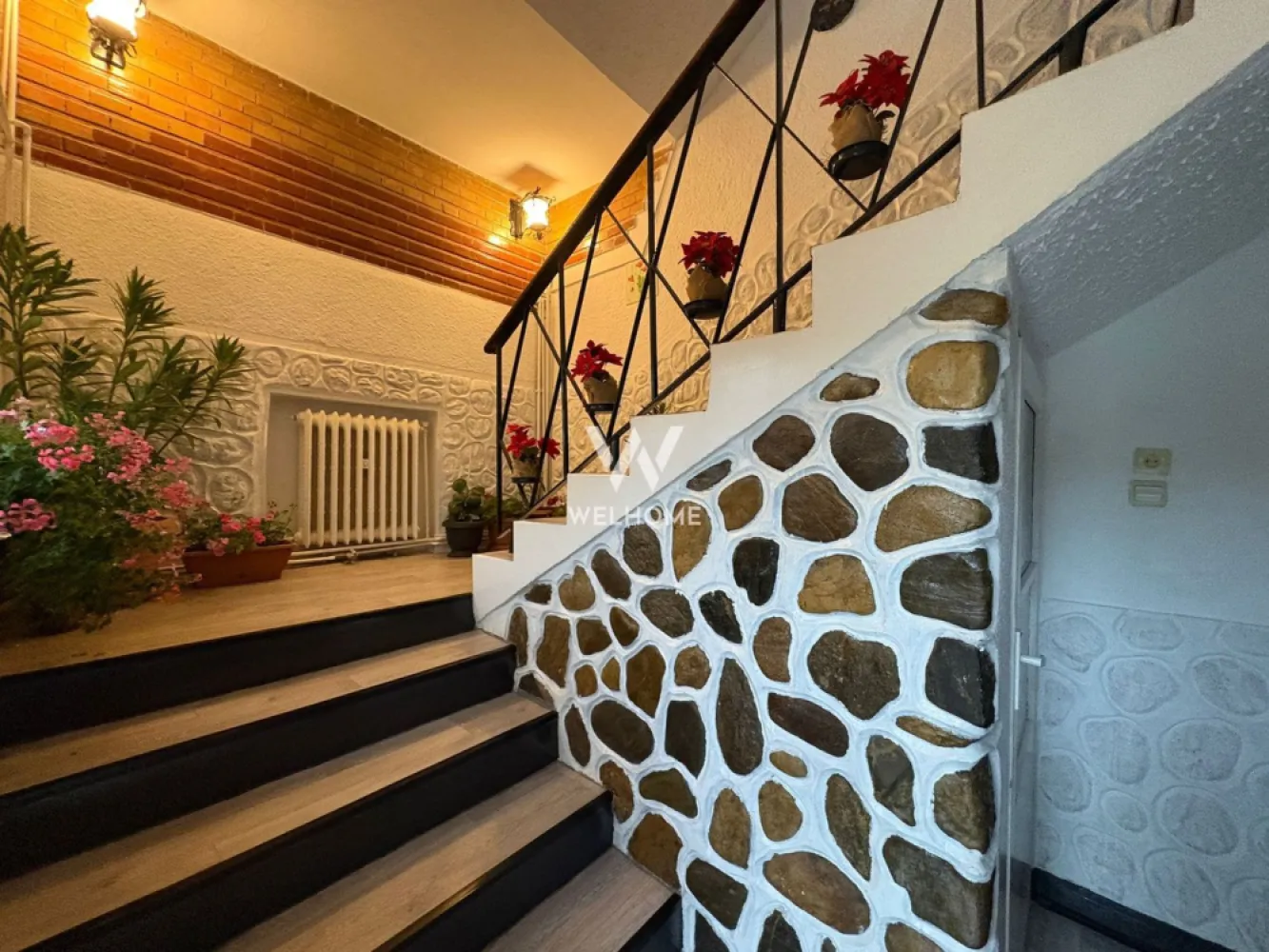 Casa tip duplex - 4 camere, balcon si curte proprie - Zona Lazaret