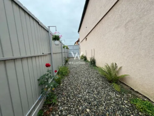 Casa tip duplex - 4 camere, balcon si curte proprie - Zona Lazaret