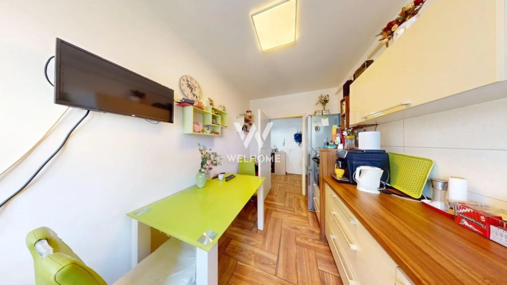 Apartament decomandat, 2 camere, balcon, boxa - Avangarden - Se vinde apartament modern cu 2 camere decomandate, situat in complexul Avangarden – Doamna Stanca, una dintre cele mai cautate zone rezidentiale din Sibiu. Locuinta este amplasata la etajul 2 al unui imobil cu 8 etaje si lift, oferind confort, acces facil si o compartimentare foarte practica.

suprafata utila: 50 mp
balcon: 5 mp
boxa pentru depozitare inclusa
etaj 2/8

Compartimentare: hol de acces, living luminos, bucatarie separata, dormitor spatios, baie + balcon

Apartamentul este amenajat modern, cu mobilier si finisaje atent alese, si se vinde complet mobilat si utilat, exact ca in fotografii. Proprietatea este pregatita pentru mutare imediata, fiind ideala atat pentru locuit, cat si pentru investitie.

Avantaje:

decomandat
boxa inclusa
etaj intermediar
bloc cu lift
zona moderna si bine dezvoltata
acces rapid catre Shopping City, supermarketuri, farmacii si statii de autobuz

Pentru mai multe detalii sau programarea unei vizionari, contactati-ne.
