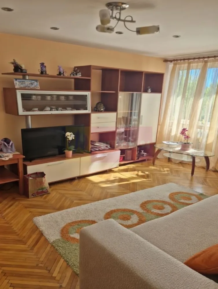 Apartament 3 camere, la parc IOR - Agentia Imobiliara Apulum 94, va ofera spre vanzare
Apartament langa Parcul IOR – ideal pentru o familie cu copii
• Bloc din 1966, anvelopat, structura beton armat, spatiul necesita imbunatatiri sau renovare. 
• Etaj 1 din 10, cu lift 
• 65,8 mp utili / 73,5 mp total cu balcon si logie 
• Bucatarie patrata, generoasa 
• 1 baie 
• Termopane, aer conditionat, repartitoare, apometre 
• Acte la zi cu certificat energetic, cadastru, intabulare, asigurari atat obligatorie cat si facultativa
• Apartament asigurat impotriva cutremurelor, blocul nu se afla pe lista de risc seismic 
Pret : 132 000 euro, negociabil.