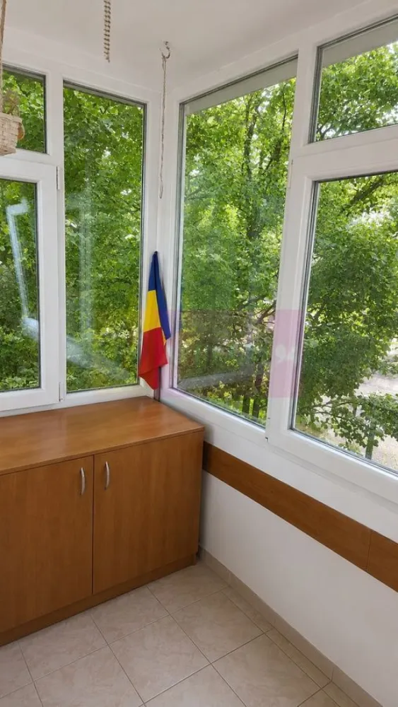 Apartament 3 camere, la parc IOR - Agentia Imobiliara Apulum 94, va ofera spre vanzare
Apartament langa Parcul IOR – ideal pentru o familie cu copii
• Bloc din 1966, anvelopat, structura beton armat, spatiul necesita imbunatatiri sau renovare. 
• Etaj 1 din 10, cu lift 
• 65,8 mp utili / 73,5 mp total cu balcon si logie 
• Bucatarie patrata, generoasa 
• 1 baie 
• Termopane, aer conditionat, repartitoare, apometre 
• Acte la zi cu certificat energetic, cadastru, intabulare, asigurari atat obligatorie cat si facultativa
• Apartament asigurat impotriva cutremurelor, blocul nu se afla pe lista de risc seismic 
Pret : 132 000 euro, negociabil.