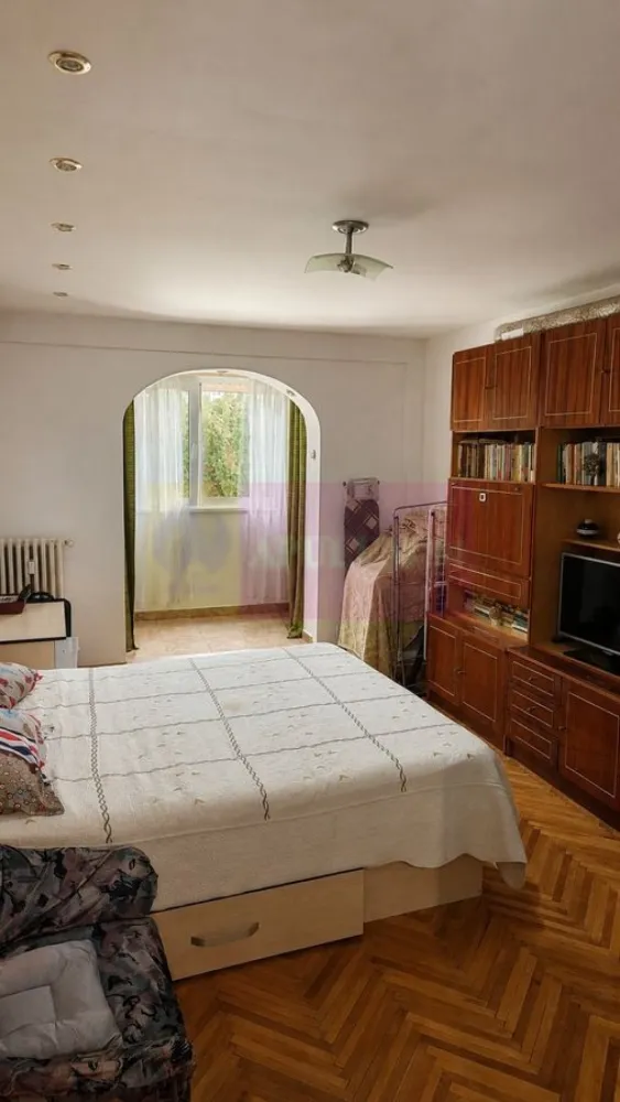 Apartament 3 camere, la parc IOR - Agentia Imobiliara Apulum 94, va ofera spre vanzare
Apartament langa Parcul IOR – ideal pentru o familie cu copii
• Bloc din 1966, anvelopat, structura beton armat, spatiul necesita imbunatatiri sau renovare. 
• Etaj 1 din 10, cu lift 
• 65,8 mp utili / 73,5 mp total cu balcon si logie 
• Bucatarie patrata, generoasa 
• 1 baie 
• Termopane, aer conditionat, repartitoare, apometre 
• Acte la zi cu certificat energetic, cadastru, intabulare, asigurari atat obligatorie cat si facultativa
• Apartament asigurat impotriva cutremurelor, blocul nu se afla pe lista de risc seismic 
Pret : 132 000 euro, negociabil.