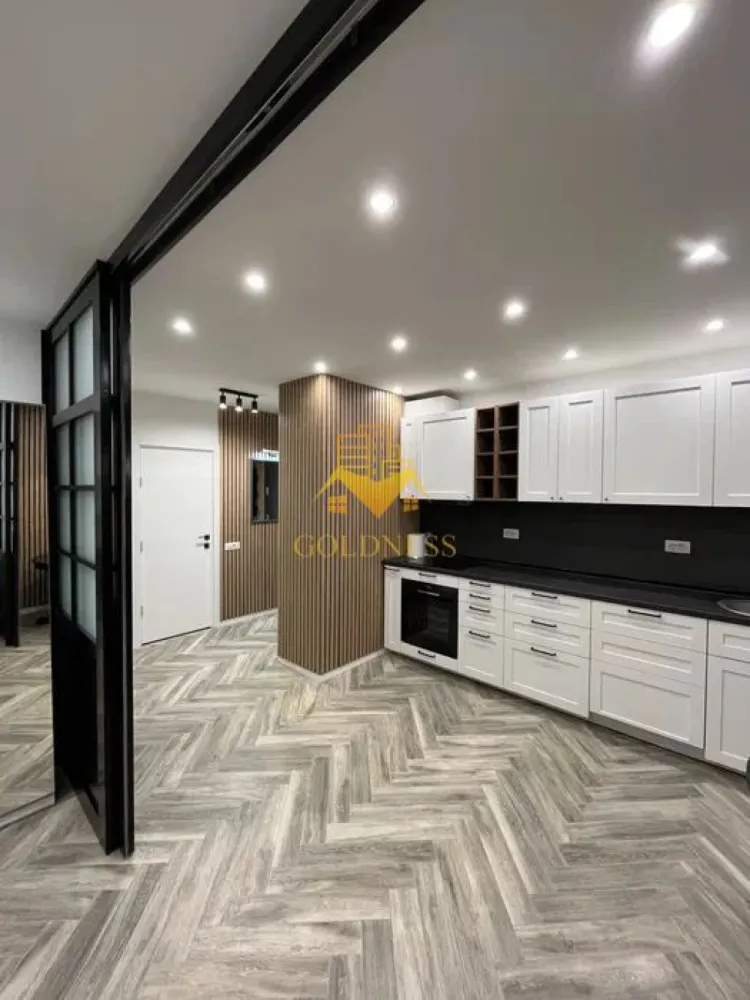 2 camere, modern, garaj, bloc nou, Marasti, The Neste, zona The Office - GOLDNESS Imobiliare vă propune spre închiriere un apartament cu 2 camere complet mobilat și utilat, la Parter într-un imobil de 7 etaje, în cartierul Marasti. Apartamentul este compartimentat astfel:
 - dormitor cu pat matrimonial, dulap pentru haine, noptiere
 - dormitor cu pat, spatiu pentru depozitare, TV
 - bucatarie complet mobilata, utilata, loc de luat masa
 - baie cu cabina de dus, calorifer port prosop inox și dulap pentru depozitare.
 - terasa de 10 mp.

Imobilul este dotat cu toate cele necesare - centrală proprie, mașină de spălat haine, frigider, plită electrică, hotă, TV, etc. 
Se află în apropierea stațiilor de transport în comun, magazine, restaurante, spații verzi, farmacii, etc. 
Dispune de loc de parcare subterana!