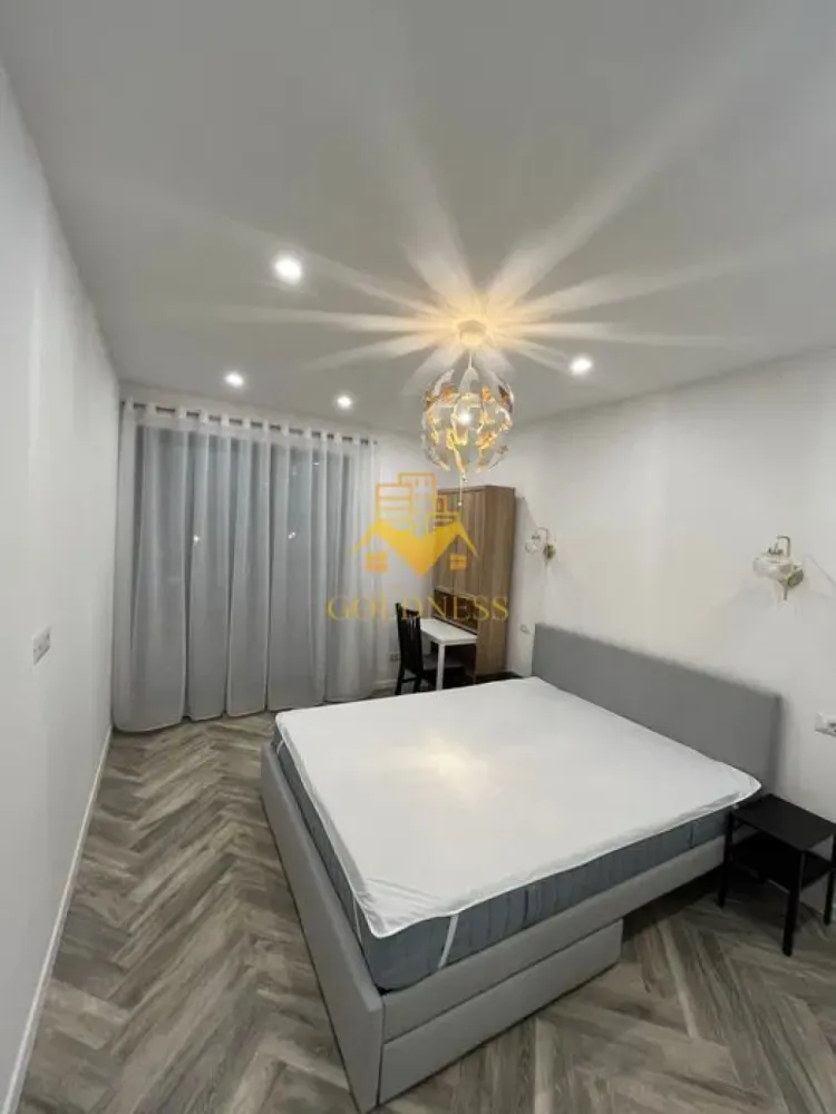 2 camere, modern, garaj, bloc nou, Marasti, The Neste, zona The Office - GOLDNESS Imobiliare vă propune spre închiriere un apartament cu 2 camere complet mobilat și utilat, la Parter într-un imobil de 7 etaje, în cartierul Marasti. Apartamentul este compartimentat astfel:
 - dormitor cu pat matrimonial, dulap pentru haine, noptiere
 - dormitor cu pat, spatiu pentru depozitare, TV
 - bucatarie complet mobilata, utilata, loc de luat masa
 - baie cu cabina de dus, calorifer port prosop inox și dulap pentru depozitare.
 - terasa de 10 mp.

Imobilul este dotat cu toate cele necesare - centrală proprie, mașină de spălat haine, frigider, plită electrică, hotă, TV, etc. 
Se află în apropierea stațiilor de transport în comun, magazine, restaurante, spații verzi, farmacii, etc. 
Dispune de loc de parcare subterana!