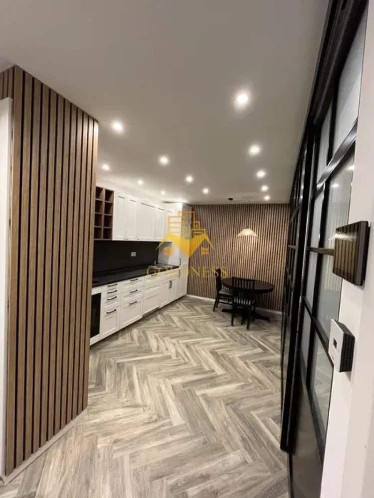 2 camere, modern, garaj, bloc nou, Marasti, The Neste, zona The Office - GOLDNESS Imobiliare vă propune spre închiriere un apartament cu 2 camere complet mobilat și utilat, la Parter într-un imobil de 7 etaje, în cartierul Marasti. Apartamentul este compartimentat astfel:
 - dormitor cu pat matrimonial, dulap pentru haine, noptiere
 - dormitor cu pat, spatiu pentru depozitare, TV
 - bucatarie complet mobilata, utilata, loc de luat masa
 - baie cu cabina de dus, calorifer port prosop inox și dulap pentru depozitare.
 - terasa de 10 mp.

Imobilul este dotat cu toate cele necesare - centrală proprie, mașină de spălat haine, frigider, plită electrică, hotă, TV, etc. 
Se află în apropierea stațiilor de transport în comun, magazine, restaurante, spații verzi, farmacii, etc. 
Dispune de loc de parcare subterana!