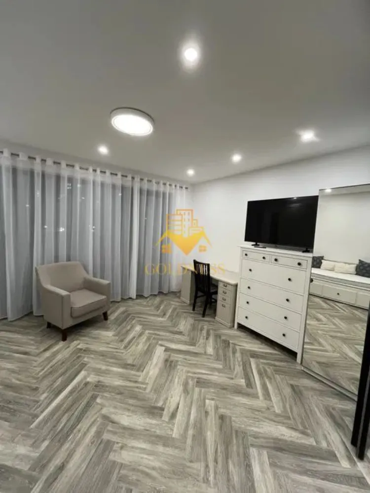 2 camere, modern, garaj, bloc nou, Marasti, The Neste, zona The Office - GOLDNESS Imobiliare vă propune spre închiriere un apartament cu 2 camere complet mobilat și utilat, la Parter într-un imobil de 7 etaje, în cartierul Marasti. Apartamentul este compartimentat astfel:
 - dormitor cu pat matrimonial, dulap pentru haine, noptiere
 - dormitor cu pat, spatiu pentru depozitare, TV
 - bucatarie complet mobilata, utilata, loc de luat masa
 - baie cu cabina de dus, calorifer port prosop inox și dulap pentru depozitare.
 - terasa de 10 mp.

Imobilul este dotat cu toate cele necesare - centrală proprie, mașină de spălat haine, frigider, plită electrică, hotă, TV, etc. 
Se află în apropierea stațiilor de transport în comun, magazine, restaurante, spații verzi, farmacii, etc. 
Dispune de loc de parcare subterana!