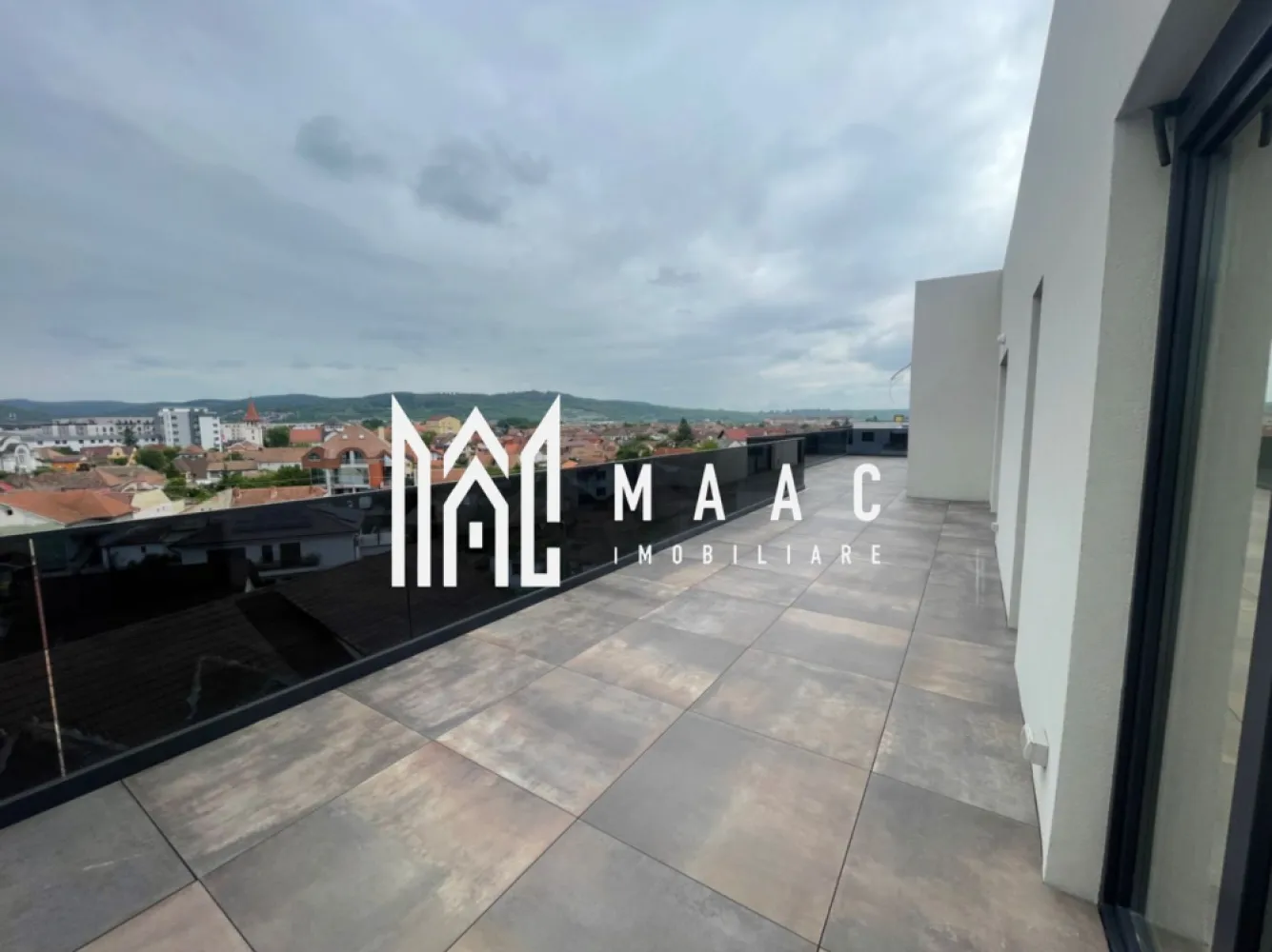 Penthouse de inchiriat | 120 mp | zona Lazaret - MAAC Imobiliare va propune spre închiriere un penthouse spectaculos, situat in zona Lazaret, foarte aproape de Peomenada mall, cu o suprafață utilă generoasă de 120 mp, imprejmuit de o terasă impresionantă. Proprietatea se remarcă prin spațiile ample, luminozitatea naturală abundentă și finisajele premium.

Compartimentare inteligentă, decomandat si utilat premium.

- 4 dormitoare luminoase
- Bucătărie complet utilată
- Dressing
- Spații multiple de depozitare
- Doua bai
- Terasă ideală pentru relaxare sau zonă de socializare

Dotări și finisaje premium.
Ferestre mari, cu suprafețe vitrate ample ce oferă lumină naturală pe tot parcursul zilei
Finisaje elegante și materiale de calitate superioară

Un spațiu cu adevărat special.
Locația este excelentă, într-o zonă apreciată din Sibiu, cu acces facil către punctele de interes, magazine, școli și mijloace de transport.

Penthouse-ul este ideal pentru cei care își doresc spațiu, confort, eficiență energetică și un stil de viață premium.
Pentru mai multe detalii si programarea unei vizionari va rugam sa specificati ID: CP3107265