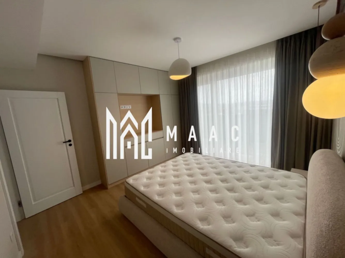 Penthouse de inchiriat | 120 mp | zona Lazaret - MAAC Imobiliare va propune spre închiriere un penthouse spectaculos, situat in zona Lazaret, foarte aproape de Peomenada mall, cu o suprafață utilă generoasă de 120 mp, imprejmuit de o terasă impresionantă. Proprietatea se remarcă prin spațiile ample, luminozitatea naturală abundentă și finisajele premium.

Compartimentare inteligentă, decomandat si utilat premium.

- 4 dormitoare luminoase
- Bucătărie complet utilată
- Dressing
- Spații multiple de depozitare
- Doua bai
- Terasă ideală pentru relaxare sau zonă de socializare

Dotări și finisaje premium.
Ferestre mari, cu suprafețe vitrate ample ce oferă lumină naturală pe tot parcursul zilei
Finisaje elegante și materiale de calitate superioară

Un spațiu cu adevărat special.
Locația este excelentă, într-o zonă apreciată din Sibiu, cu acces facil către punctele de interes, magazine, școli și mijloace de transport.

Penthouse-ul este ideal pentru cei care își doresc spațiu, confort, eficiență energetică și un stil de viață premium.
Pentru mai multe detalii si programarea unei vizionari va rugam sa specificati ID: CP3107265