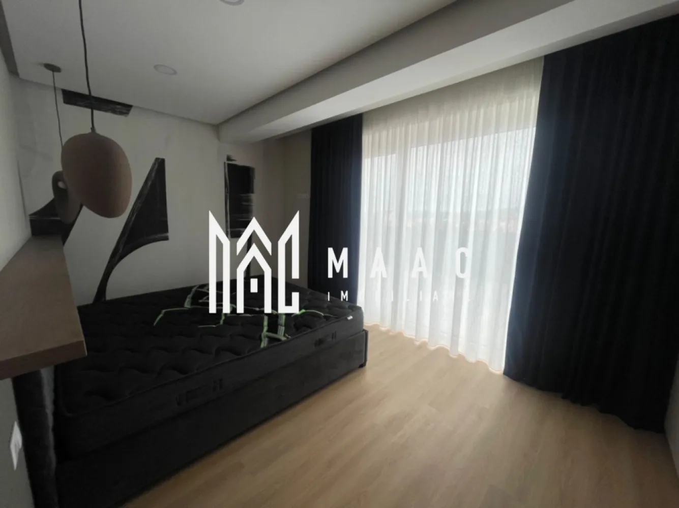 Penthouse de inchiriat | 120 mp | zona Lazaret - MAAC Imobiliare va propune spre închiriere un penthouse spectaculos, situat in zona Lazaret, foarte aproape de Peomenada mall, cu o suprafață utilă generoasă de 120 mp, imprejmuit de o terasă impresionantă. Proprietatea se remarcă prin spațiile ample, luminozitatea naturală abundentă și finisajele premium.

Compartimentare inteligentă, decomandat si utilat premium.

- 4 dormitoare luminoase
- Bucătărie complet utilată
- Dressing
- Spații multiple de depozitare
- Doua bai
- Terasă ideală pentru relaxare sau zonă de socializare

Dotări și finisaje premium.
Ferestre mari, cu suprafețe vitrate ample ce oferă lumină naturală pe tot parcursul zilei
Finisaje elegante și materiale de calitate superioară

Un spațiu cu adevărat special.
Locația este excelentă, într-o zonă apreciată din Sibiu, cu acces facil către punctele de interes, magazine, școli și mijloace de transport.

Penthouse-ul este ideal pentru cei care își doresc spațiu, confort, eficiență energetică și un stil de viață premium.
Pentru mai multe detalii si programarea unei vizionari va rugam sa specificati ID: CP3107265