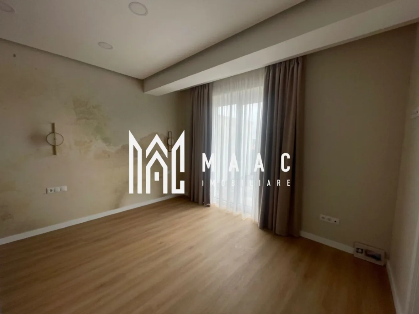 Penthouse de inchiriat | 120 mp | zona Lazaret - MAAC Imobiliare va propune spre închiriere un penthouse spectaculos, situat in zona Lazaret, foarte aproape de Peomenada mall, cu o suprafață utilă generoasă de 120 mp, imprejmuit de o terasă impresionantă. Proprietatea se remarcă prin spațiile ample, luminozitatea naturală abundentă și finisajele premium.

Compartimentare inteligentă, decomandat si utilat premium.

- 4 dormitoare luminoase
- Bucătărie complet utilată
- Dressing
- Spații multiple de depozitare
- Doua bai
- Terasă ideală pentru relaxare sau zonă de socializare

Dotări și finisaje premium.
Ferestre mari, cu suprafețe vitrate ample ce oferă lumină naturală pe tot parcursul zilei
Finisaje elegante și materiale de calitate superioară

Un spațiu cu adevărat special.
Locația este excelentă, într-o zonă apreciată din Sibiu, cu acces facil către punctele de interes, magazine, școli și mijloace de transport.

Penthouse-ul este ideal pentru cei care își doresc spațiu, confort, eficiență energetică și un stil de viață premium.
Pentru mai multe detalii si programarea unei vizionari va rugam sa specificati ID: CP3107265