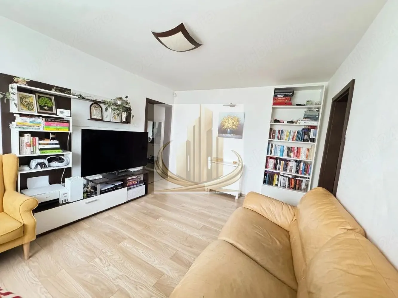 Apartament 2 camere zona medicina - Grand mobilis imobiliare

Va propunem un apartament 2 camere, ultracentral – zona Medicină / ISHO + garaj propriu inclus (CF separat)

Apartamentul este situat într-o zonă centrală foarte căutată a orașului, ideal atât pentru locuință personală, cât și pentru investiție imobiliară. Proprietatea este complet pregătită pentru mutare și a fost întreținută corespunzător.

📍 Localizare excelentă:

acces imediat către Universitatea de Medicină
hub-ul de birouri ISHO
mijloace de transport în comun
magazine, restaurante și alte puncte de interes

📐 Detalii apartament:

suprafață utilă: 42 mp
compartimentare practică:
• living
• dormitor
• bucătărie separată
• baie cu geam (aerisire naturală)
• balcon închis

🏢 Etaj 4/4
Poziționarea la ultimul etaj oferă mai multă liniște și luminozitate naturală pe tot parcursul zilei, fără zgomot de la vecinii de deasupra.

🔥 Confort termic:

centrală proprie pe gaz montată în 2022
bloc izolat termic eficient
costuri reduse de întreținere atât vara, cât și iarna

⚡ Dotări și renovări:

sistem de climatizare
instalație electrică refăcută complet
circuite separate pentru consumatori mari (plită, cuptor, AC etc.)
renovat anterior și bine întreținut

🛋️ Se vinde complet mobilat și utilat:

mobilier realizat la comandă în bucătărie și dormitor
electrocasnice incluse

🚗 Bonus important:
Apartamentul se vinde împreună cu garaj propriu, cu CF separat, situat chiar lângă bloc — un avantaj major într-o zonă ultracentrală.

Proprietatea este potrivită atât pentru locuire imediată, cât și pentru închiriere, având în vedere cererea constantă din zonă.

ID intern CP3107831