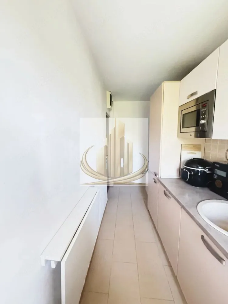 Apartament 2 camere zona medicina - Grand mobilis imobiliare

Va propunem un apartament 2 camere, ultracentral – zona Medicină / ISHO + garaj propriu inclus (CF separat)

Apartamentul este situat într-o zonă centrală foarte căutată a orașului, ideal atât pentru locuință personală, cât și pentru investiție imobiliară. Proprietatea este complet pregătită pentru mutare și a fost întreținută corespunzător.

📍 Localizare excelentă:

acces imediat către Universitatea de Medicină
hub-ul de birouri ISHO
mijloace de transport în comun
magazine, restaurante și alte puncte de interes

📐 Detalii apartament:

suprafață utilă: 42 mp
compartimentare practică:
• living
• dormitor
• bucătărie separată
• baie cu geam (aerisire naturală)
• balcon închis

🏢 Etaj 4/4
Poziționarea la ultimul etaj oferă mai multă liniște și luminozitate naturală pe tot parcursul zilei, fără zgomot de la vecinii de deasupra.

🔥 Confort termic:

centrală proprie pe gaz montată în 2022
bloc izolat termic eficient
costuri reduse de întreținere atât vara, cât și iarna

⚡ Dotări și renovări:

sistem de climatizare
instalație electrică refăcută complet
circuite separate pentru consumatori mari (plită, cuptor, AC etc.)
renovat anterior și bine întreținut

🛋️ Se vinde complet mobilat și utilat:

mobilier realizat la comandă în bucătărie și dormitor
electrocasnice incluse

🚗 Bonus important:
Apartamentul se vinde împreună cu garaj propriu, cu CF separat, situat chiar lângă bloc — un avantaj major într-o zonă ultracentrală.

Proprietatea este potrivită atât pentru locuire imediată, cât și pentru închiriere, având în vedere cererea constantă din zonă.

ID intern CP3107831