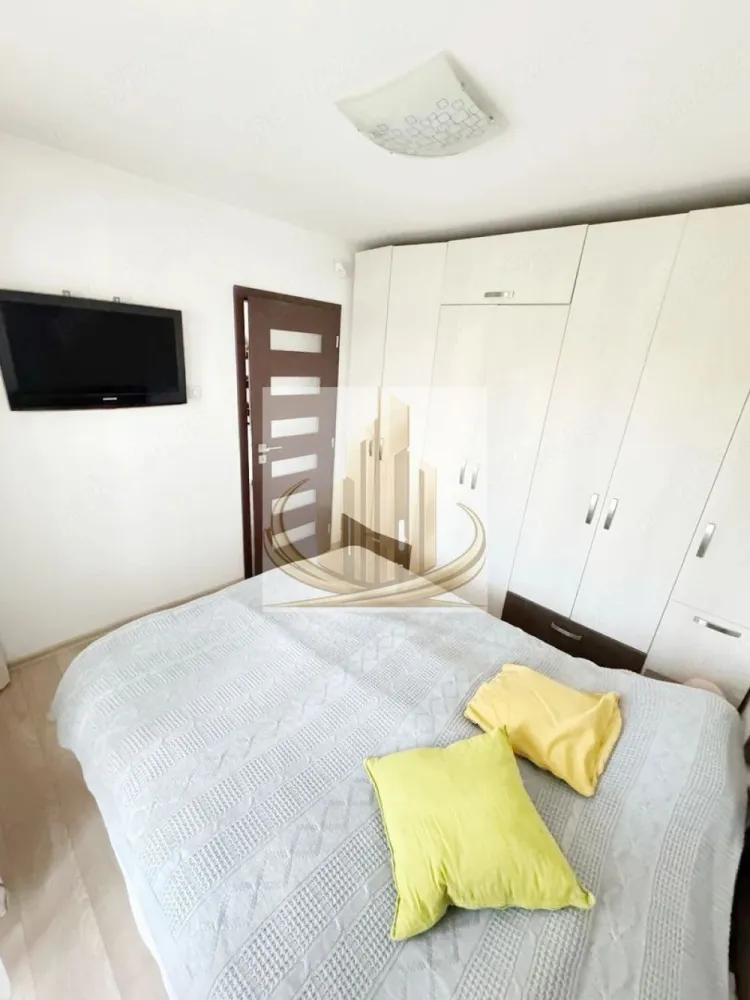 Apartament 2 camere zona medicina - Grand mobilis imobiliare

Va propunem un apartament 2 camere, ultracentral – zona Medicină / ISHO + garaj propriu inclus (CF separat)

Apartamentul este situat într-o zonă centrală foarte căutată a orașului, ideal atât pentru locuință personală, cât și pentru investiție imobiliară. Proprietatea este complet pregătită pentru mutare și a fost întreținută corespunzător.

📍 Localizare excelentă:

acces imediat către Universitatea de Medicină
hub-ul de birouri ISHO
mijloace de transport în comun
magazine, restaurante și alte puncte de interes

📐 Detalii apartament:

suprafață utilă: 42 mp
compartimentare practică:
• living
• dormitor
• bucătărie separată
• baie cu geam (aerisire naturală)
• balcon închis

🏢 Etaj 4/4
Poziționarea la ultimul etaj oferă mai multă liniște și luminozitate naturală pe tot parcursul zilei, fără zgomot de la vecinii de deasupra.

🔥 Confort termic:

centrală proprie pe gaz montată în 2022
bloc izolat termic eficient
costuri reduse de întreținere atât vara, cât și iarna

⚡ Dotări și renovări:

sistem de climatizare
instalație electrică refăcută complet
circuite separate pentru consumatori mari (plită, cuptor, AC etc.)
renovat anterior și bine întreținut

🛋️ Se vinde complet mobilat și utilat:

mobilier realizat la comandă în bucătărie și dormitor
electrocasnice incluse

🚗 Bonus important:
Apartamentul se vinde împreună cu garaj propriu, cu CF separat, situat chiar lângă bloc — un avantaj major într-o zonă ultracentrală.

Proprietatea este potrivită atât pentru locuire imediată, cât și pentru închiriere, având în vedere cererea constantă din zonă.

ID intern CP3107831