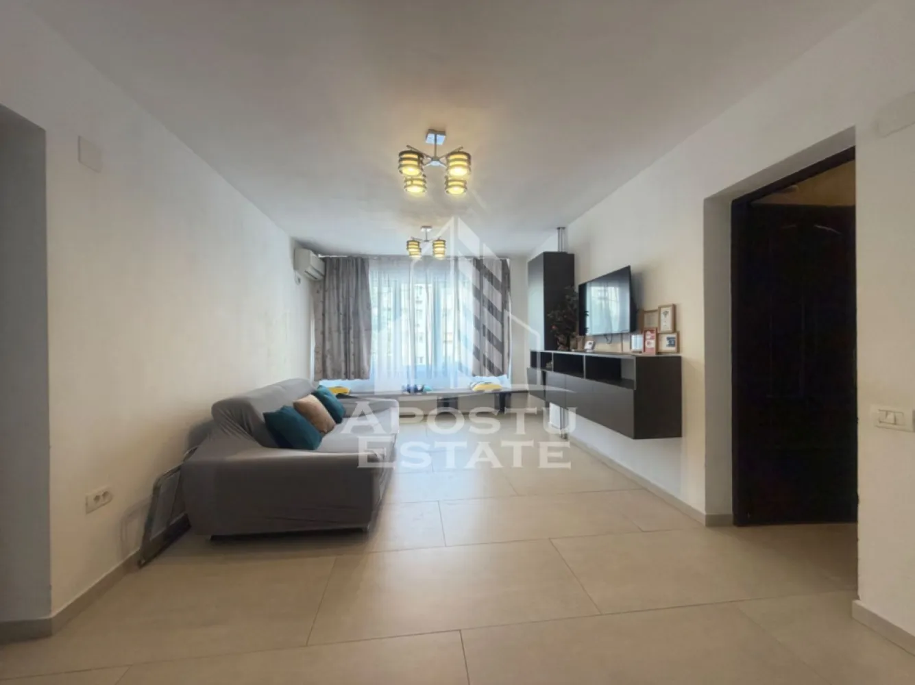 Apartament cu 4 camere, etajul 1, zona Dorobantilor, in Timisoara - Agentia imobiliara APOSTU ESTATE va propune spre inchiriere un apartament cu 4 camere, spatios si luminos, situat in zona Dorobantilor , o zona bine pozitionata din Timisoara, potrivit pentru cupluri,familii, sau studenti care isi doresc o locuinta unde sa se simta confortabil si cu acces facil catre scoli, statii de autobuz, supermarketuri , magazine de zona, parcuri.

Compartimentare:
-Hol de acces generos
-Bucatarie inchisa complet mobilata si utilata, cu loc de luat masa
-Living luminos si spatios
-Dormitor mobilat si utilat
-Dormitor secundar mobilat cu pat matrimonial
-Dormitor 3 cu pat matrimonial
-Baie prevazuta cu cada
-Baie prevazuta cu dus.

Confort si facilitati:
-Incalzirea apartamentului: centrala proprie

Localizare:

-Timis,Timisoara, zona Dorobantilor – acces facil spre magazine, supermarketuri ,centrul oraşului, si mijloace de transport in comun.

Ideal pentru:
-Familii
-Cupluri
-Studenti

Programeaza o vizionare pentru a-ti putea imagina viitorul aici!

ID intern: CP3097905!