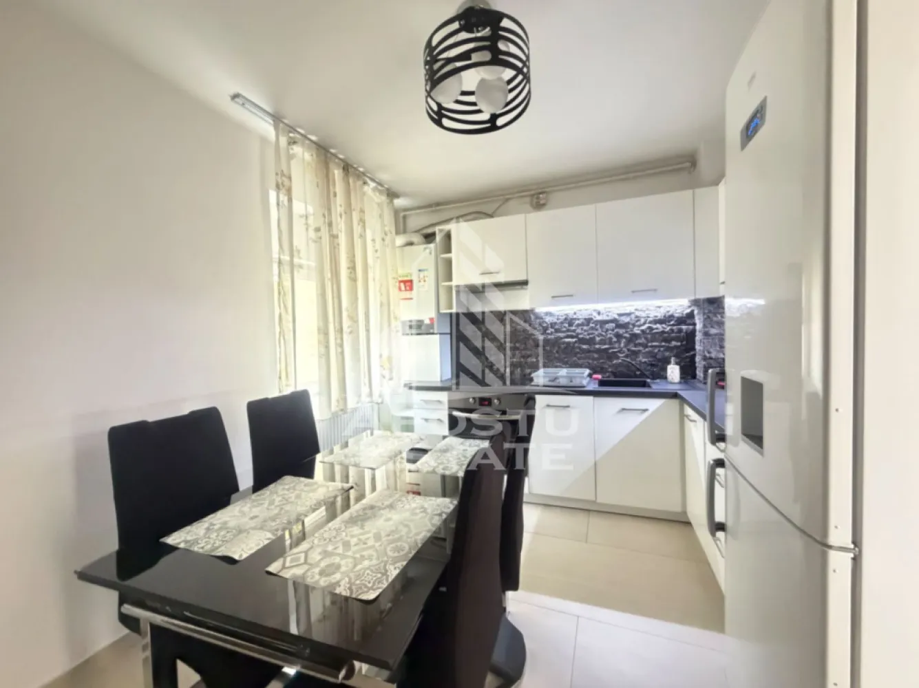 Apartament cu 4 camere, etajul 1, zona Dorobantilor, in Timisoara - Agentia imobiliara APOSTU ESTATE va propune spre inchiriere un apartament cu 4 camere, spatios si luminos, situat in zona Dorobantilor , o zona bine pozitionata din Timisoara, potrivit pentru cupluri,familii, sau studenti care isi doresc o locuinta unde sa se simta confortabil si cu acces facil catre scoli, statii de autobuz, supermarketuri , magazine de zona, parcuri.

Compartimentare:
-Hol de acces generos
-Bucatarie inchisa complet mobilata si utilata, cu loc de luat masa
-Living luminos si spatios
-Dormitor mobilat si utilat
-Dormitor secundar mobilat cu pat matrimonial
-Dormitor 3 cu pat matrimonial
-Baie prevazuta cu cada
-Baie prevazuta cu dus.

Confort si facilitati:
-Incalzirea apartamentului: centrala proprie

Localizare:

-Timis,Timisoara, zona Dorobantilor – acces facil spre magazine, supermarketuri ,centrul oraşului, si mijloace de transport in comun.

Ideal pentru:
-Familii
-Cupluri
-Studenti

Programeaza o vizionare pentru a-ti putea imagina viitorul aici!

ID intern: CP3097905!